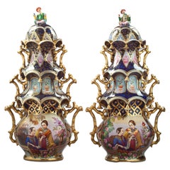 Paire de rares urnes "Pagode" couvertes en porcelaine française, Bayeux, vers 1845