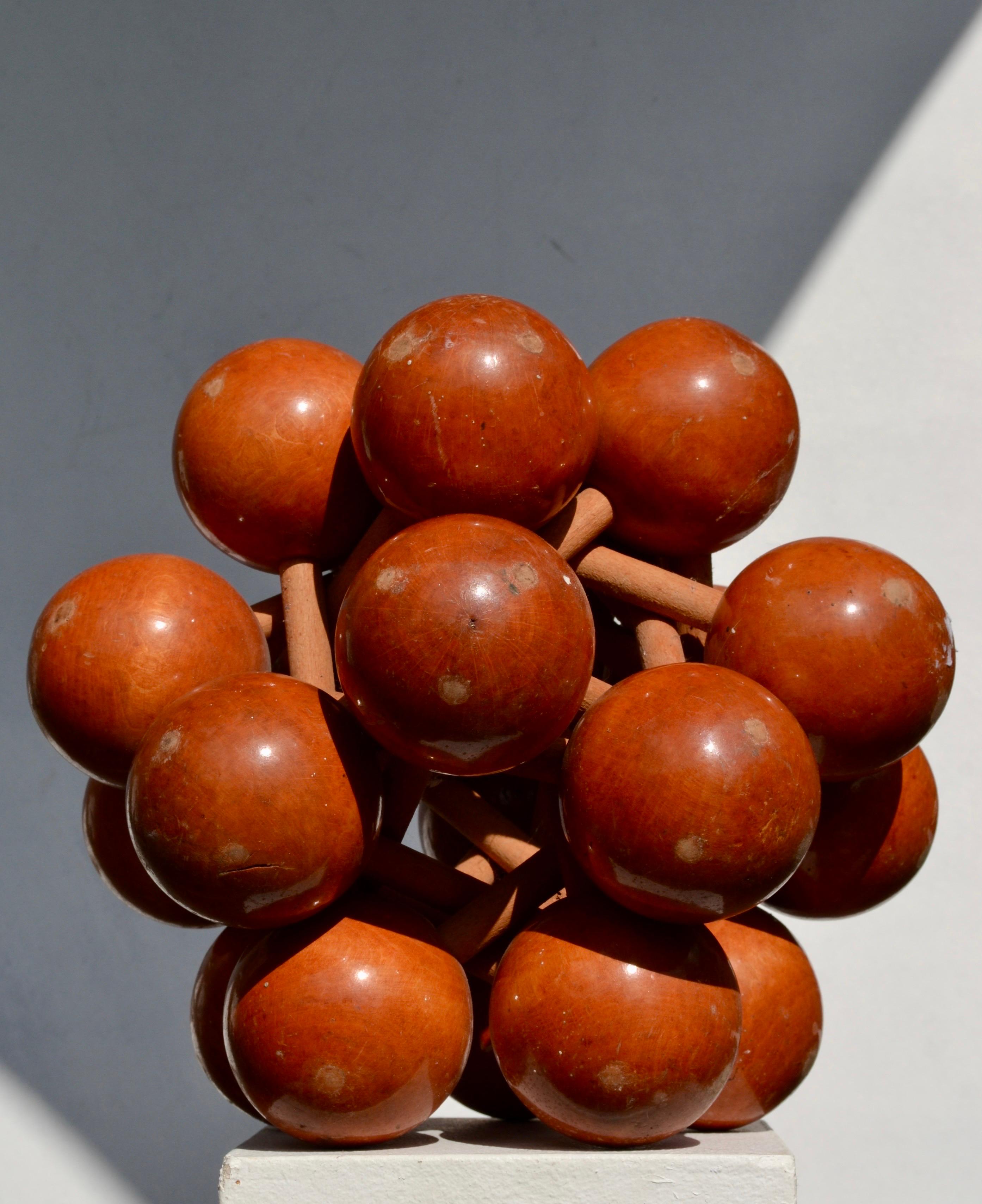 
Questa coppia di sculture puzzle in legno sovradimensionate mostra sfere e aste che si incastrano tra loro, formando suggestivi disegni geometrici e molecolari. Giocosi e allo stesso tempo architettonici, questi puzzle di metà secolo incarnano