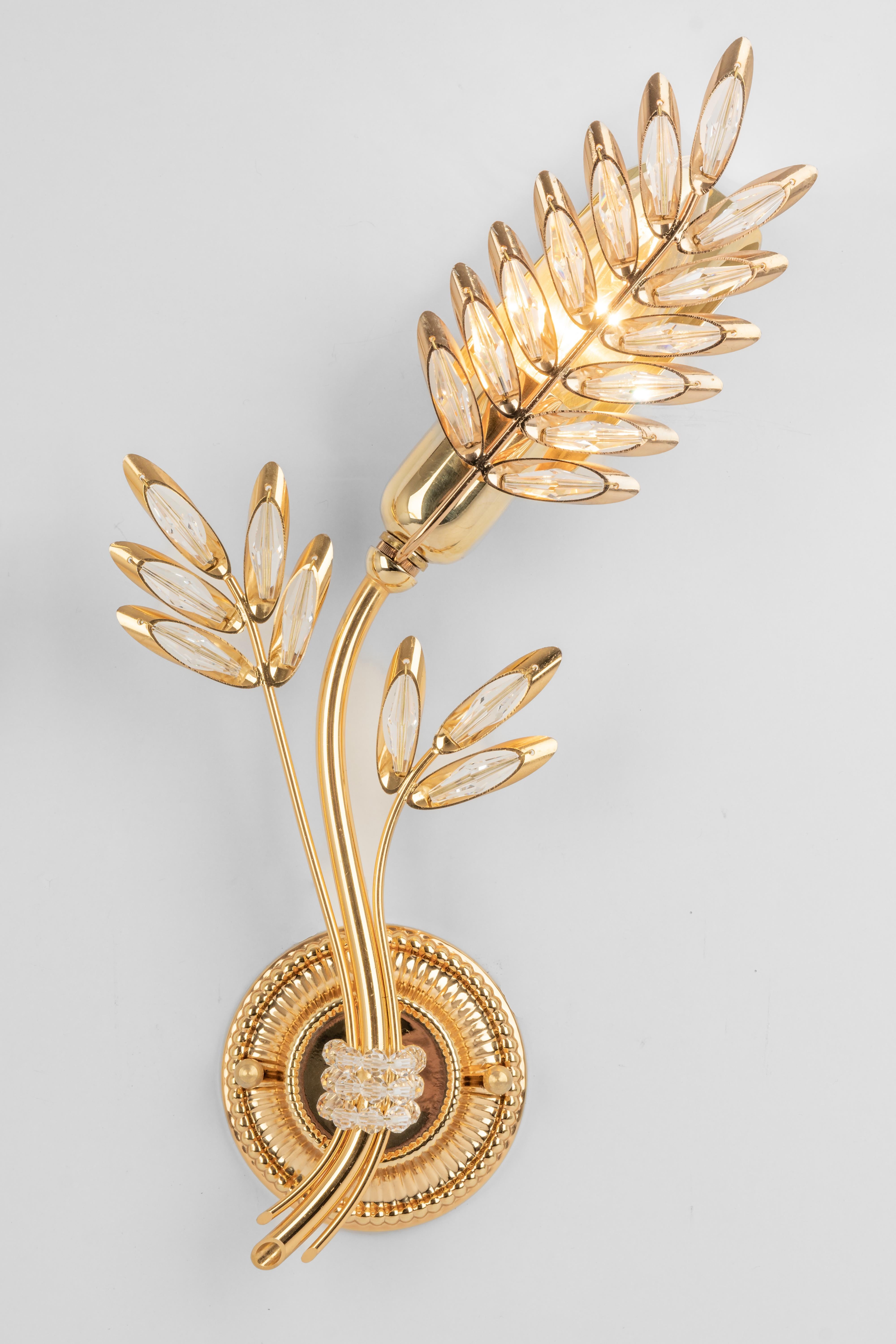 Paire d'appliques murales du milieu du siècle en laiton doré avec verres en cristal, fabriquées par Palwa, Allemagne, vers 1970-1979.
De haute qualité et en très bon état. Nettoyé, bien câblé, et prêt à être utilisé. 

L'applique nécessite 1 x