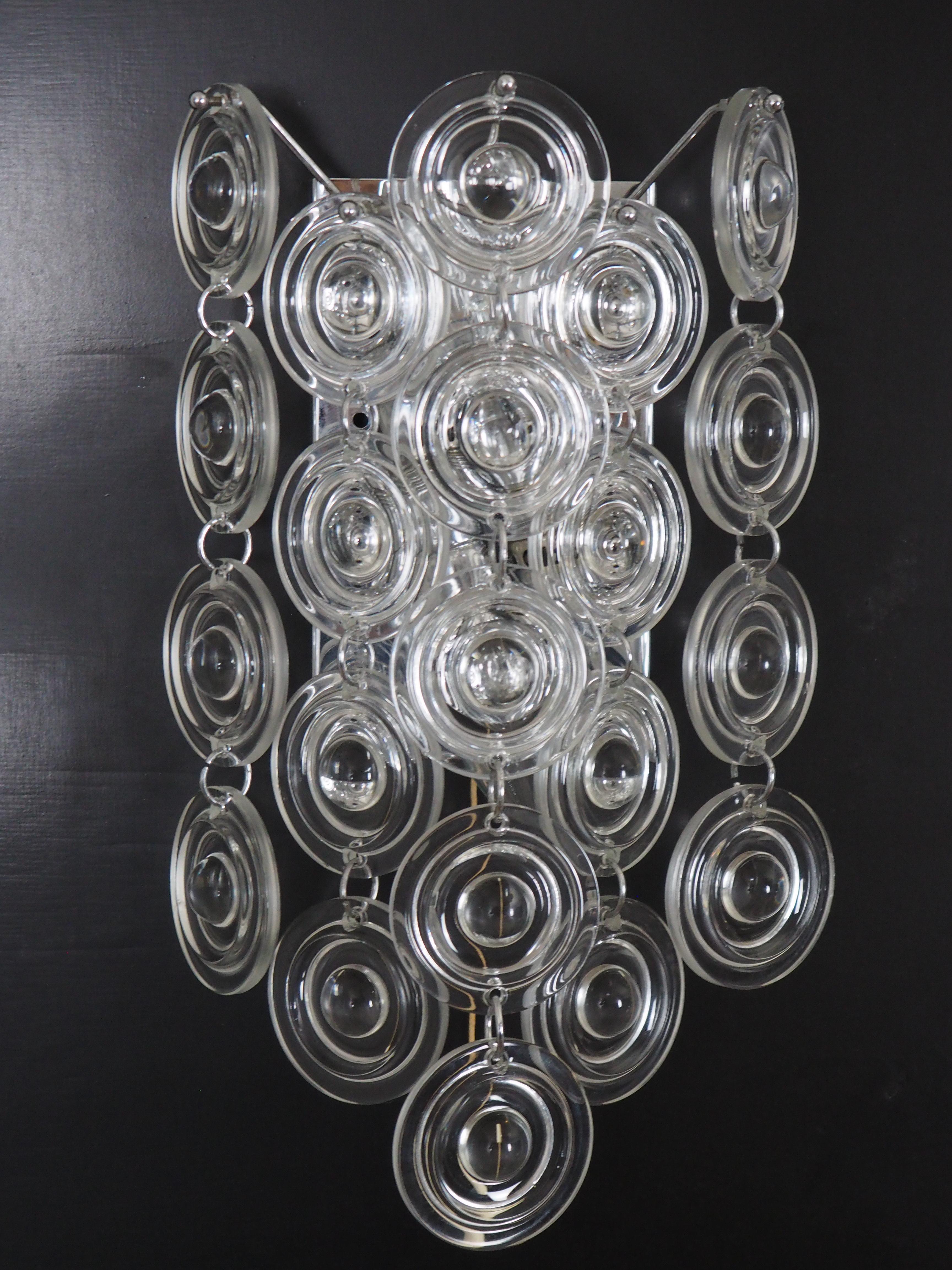 Ein Paar seltene Wandleuchten aus Glas und Nickel von Sciolari, Italien, um 1970er Jahre.
Diese hochwertigen Stücke bestehen aus vielen klaren Muranoglasscheiben, die an einem vernickelten Messingrahmen hängen.

Die Abmessungen der Wandleuchten