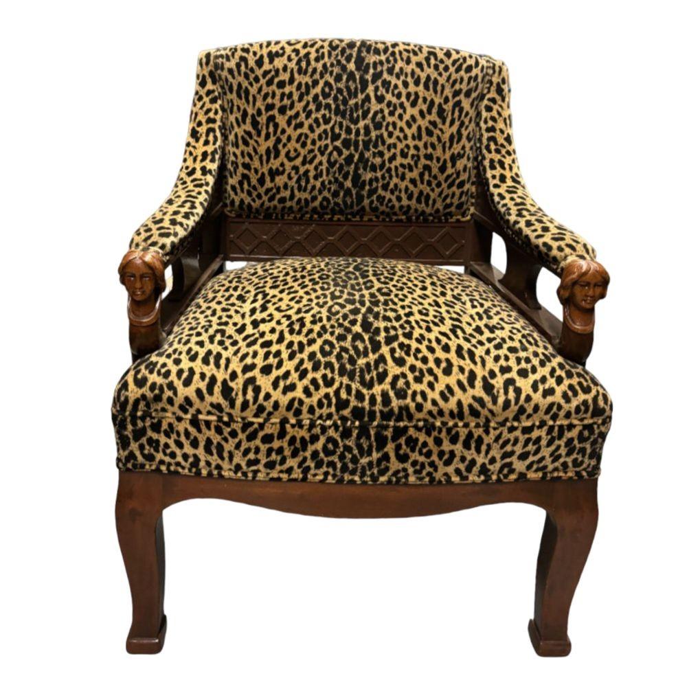 Paar seltene handgeschnitzte Stühle im Empire-Stil mit Leopardenmuster-Bezug (amerikanisch) im Angebot