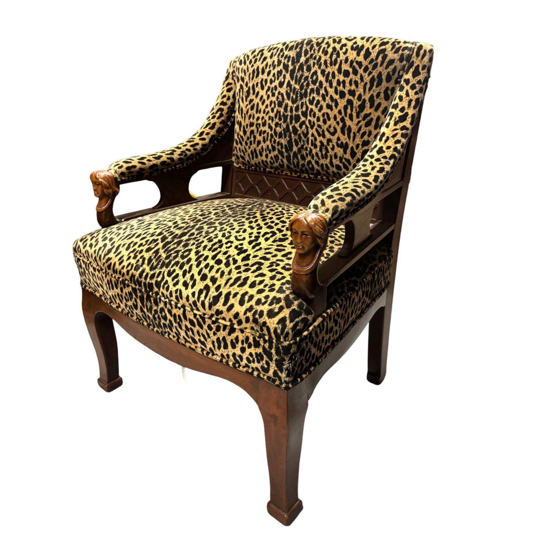 Milieu du XXe siècle Paire de chaises rares de style Empire sculptées à la main avec revêtement imprimé léopard en vente