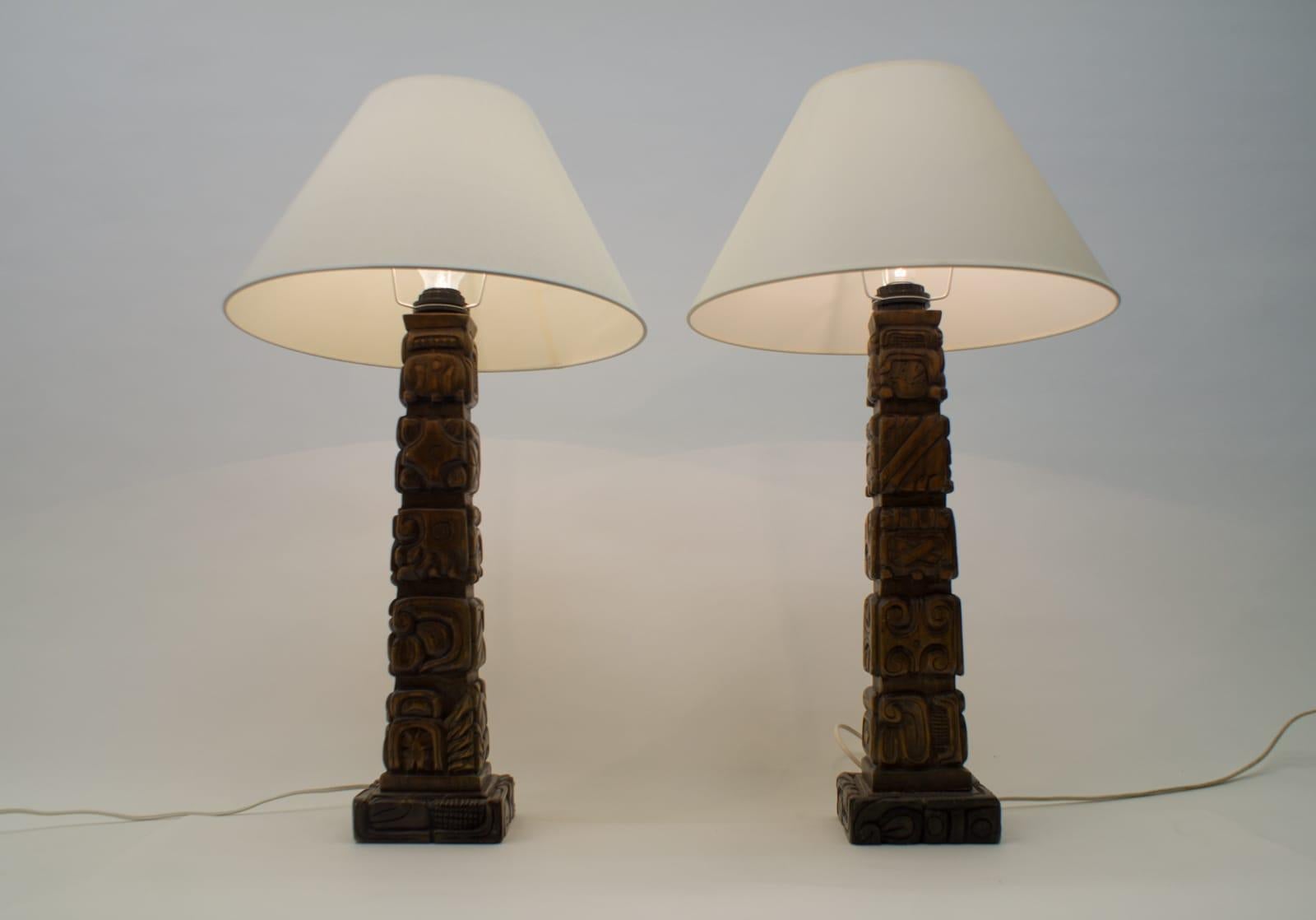 Paire de rares lampes de table en bois de Temde, Suisse années 1960 .

Sculpté à la main au Honduras, fabriqué en Suisse. 

La lampe avec l'abat-jour présentée ici mesure 73 cm de haut, la base de la lampe seule mesure 54 cm.

La lampe est