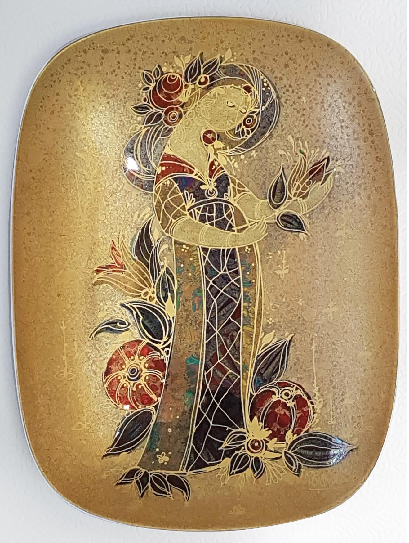 A magnificent hand painted Bjørn Wiinblad Rosenthal platter made for the studio line ceramics.
Signed Bjorn Wiinblad. Decorated in 24-karat gold with an iridescent pattern. A fantastic collector’s item.

Please note: This plates are heavy,