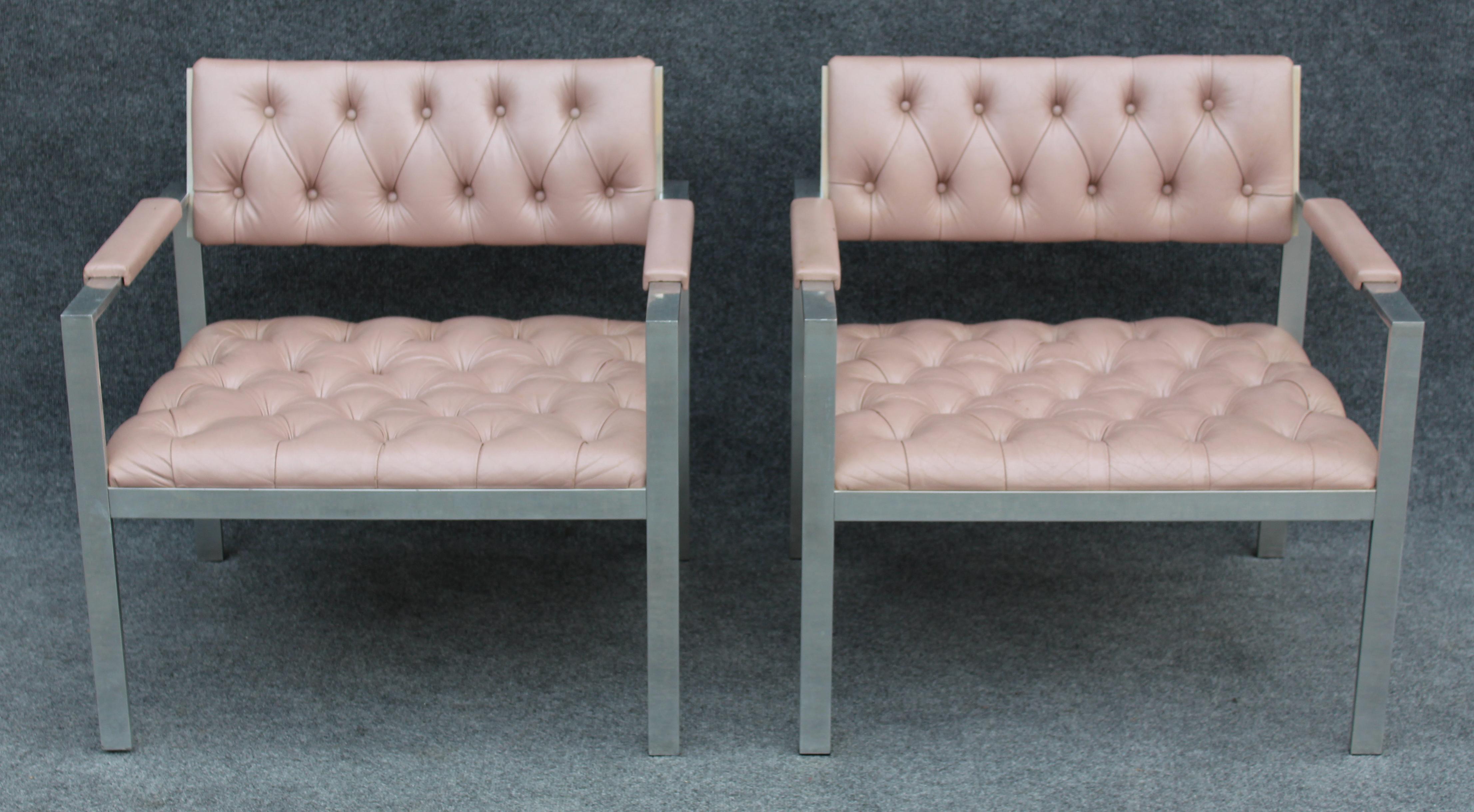 Fin du 20e siècle Harvey Probber paire de fauteuils de salon rares en aluminium poli et cuir rose des années 1970 en vente