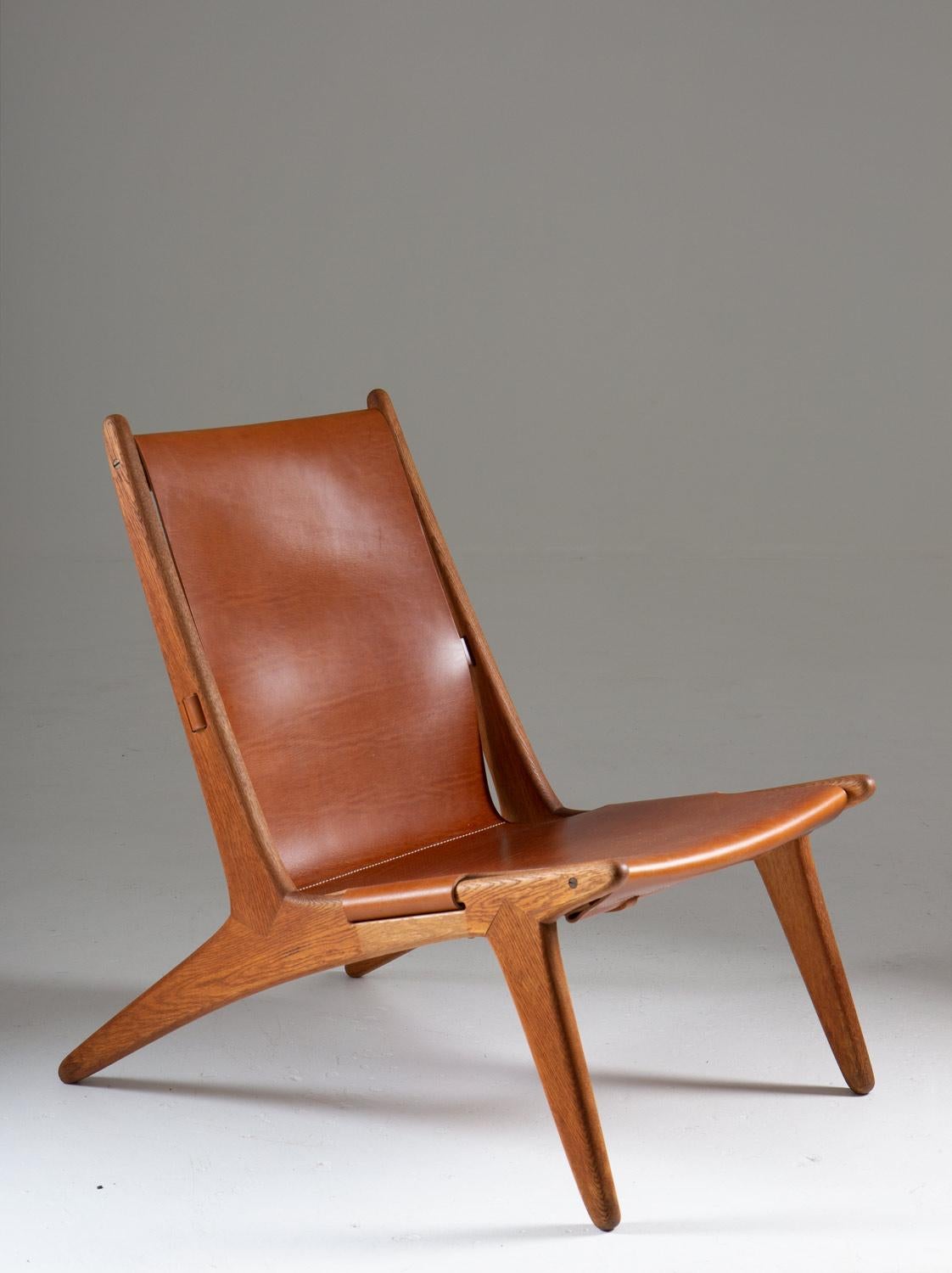 Pair of rare lounge chairs model 204 by Uno & O¨sten Kristiansson for Luxus, Sweden.
The hunting chair was designed by Uno and O¨sten Kristiansson in 1954 and belongs at the top of Swedish design history. The chair features a frame in oak and a