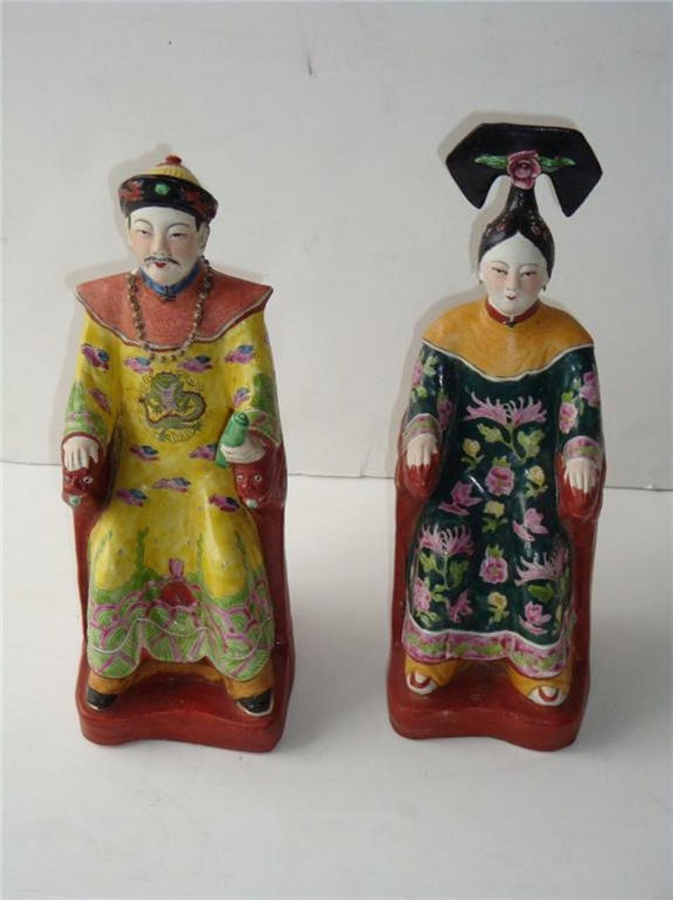 Der folgende Artikel, den wir anbieten, ist ein seltenes Paar aus chinesischem Porzellan, das einen sitzenden Kaiser und eine Kaiserin darstellt. Handbemalt wunderschön mit Outstanding Detail und schöne Array von Farben auf jeder Figur. Perfekt für