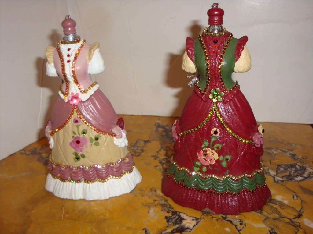 Il seguente articolo è una rara coppia di bottiglie di profumo francesi vintage dipinte a mano con splendidi applicatori a frange. Le bottiglie sono dipinte a mano in bellissimi colori e contengono splendidi cristalli colorati. Splendidamente