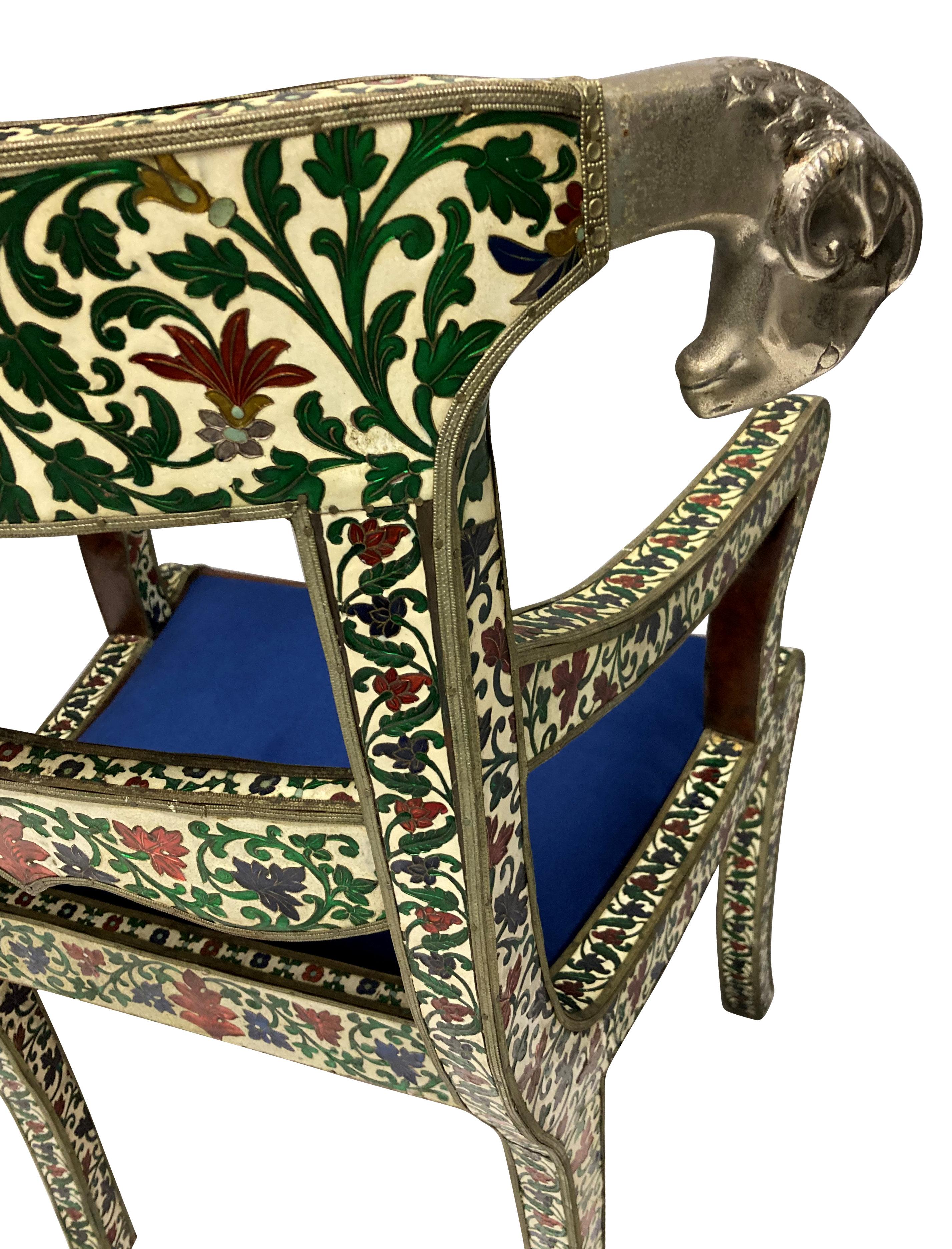 Paire de fauteuils indiens rares en cloisonné et argent Bon état - En vente à London, GB