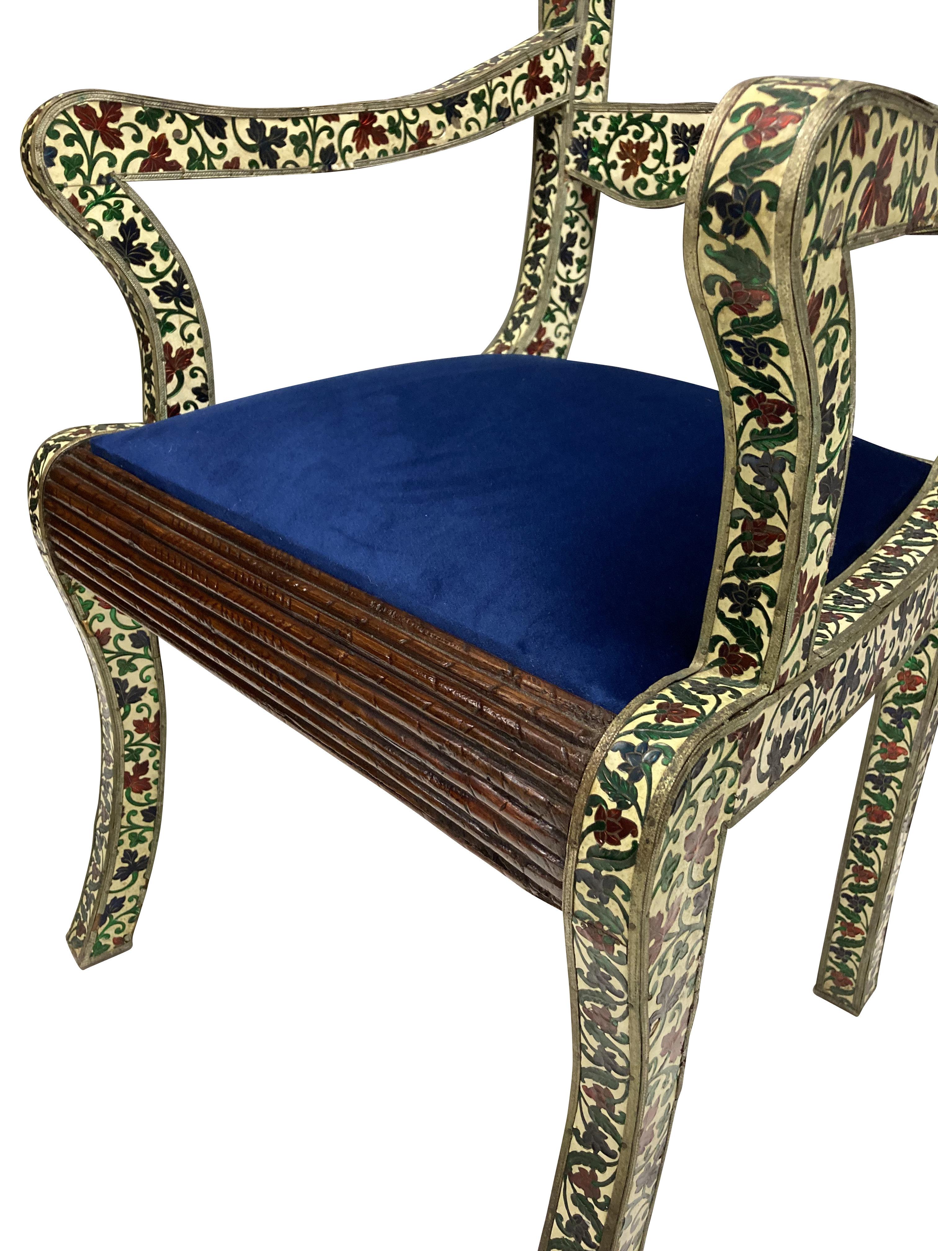 XIXe siècle Paire de fauteuils indiens rares en cloisonné et argent en vente