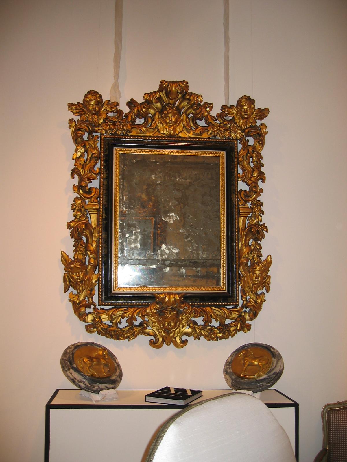 Paar seltene italienische Barockspiegel aus vergoldetem Holz aus dem 17. Jahrhundert, 1680 im Angebot 4