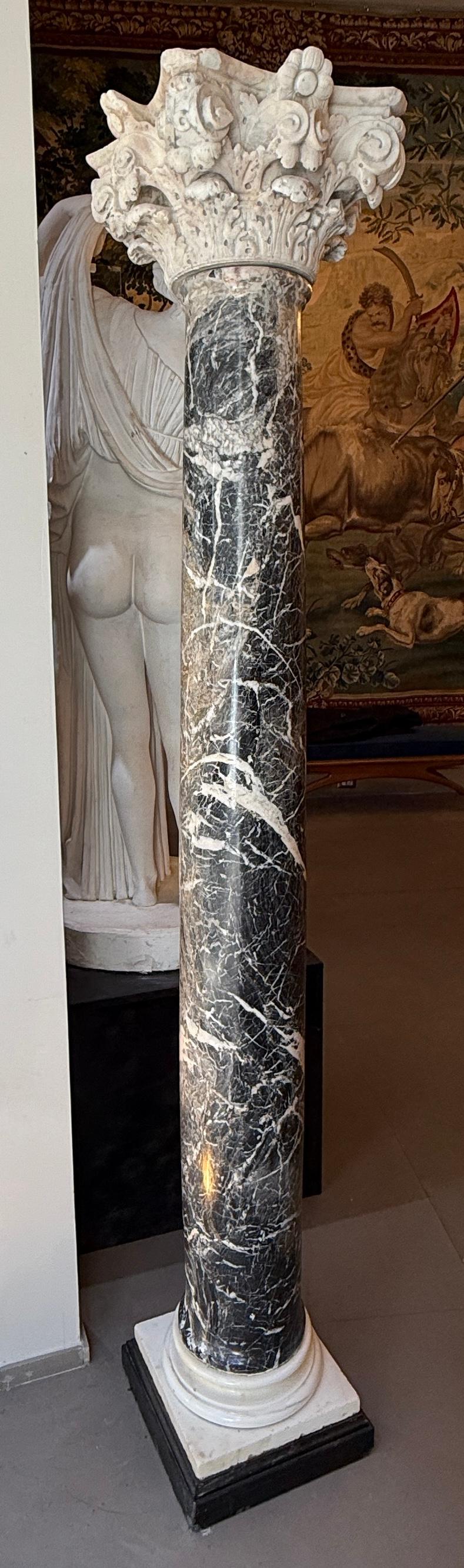 Paire de rares lampes italiennes du 18e siècle  Colonnes de marbre en vente 5