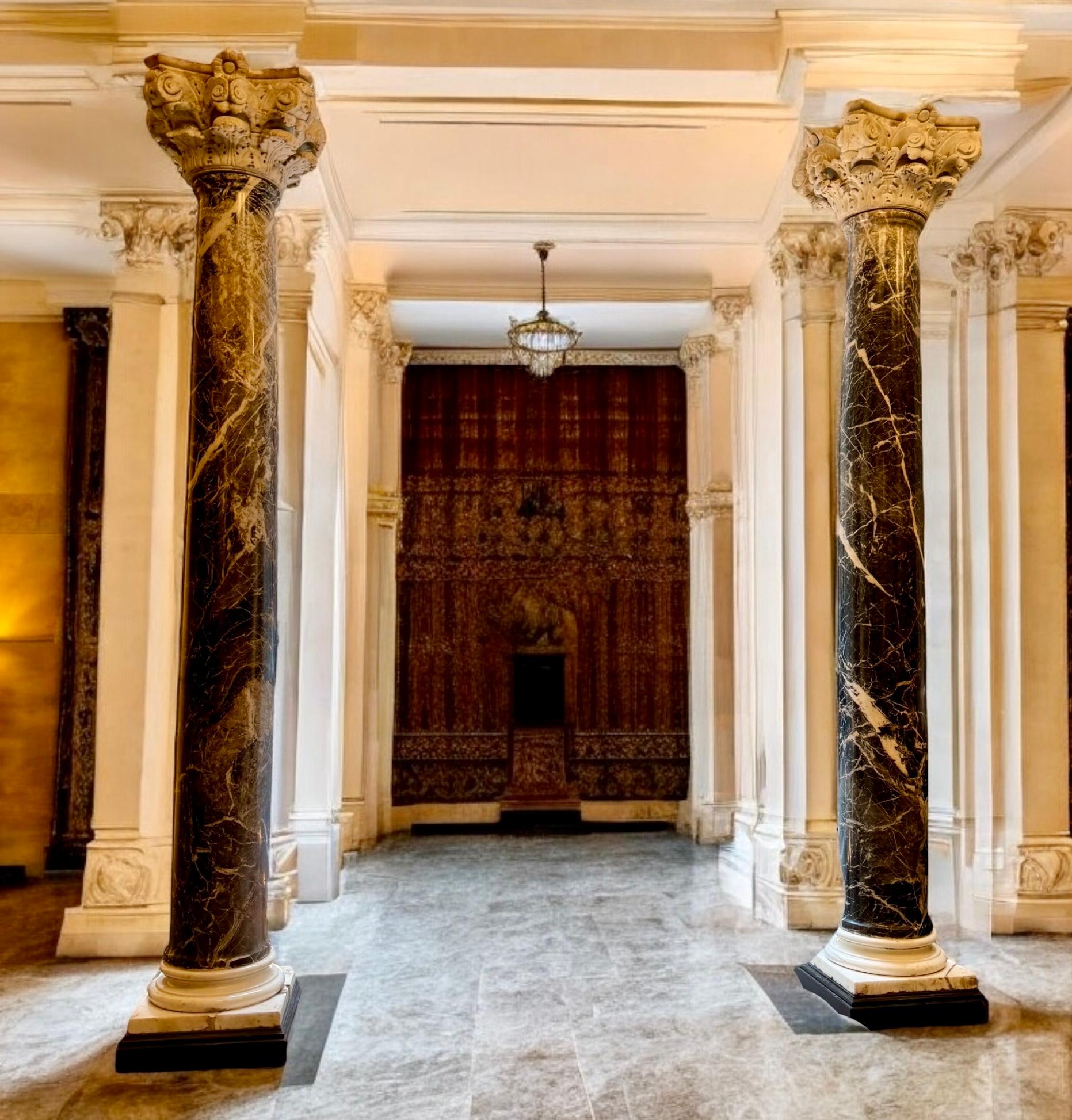 Paire de rares lampes italiennes du 18e siècle  Colonnes de marbre en vente 6
