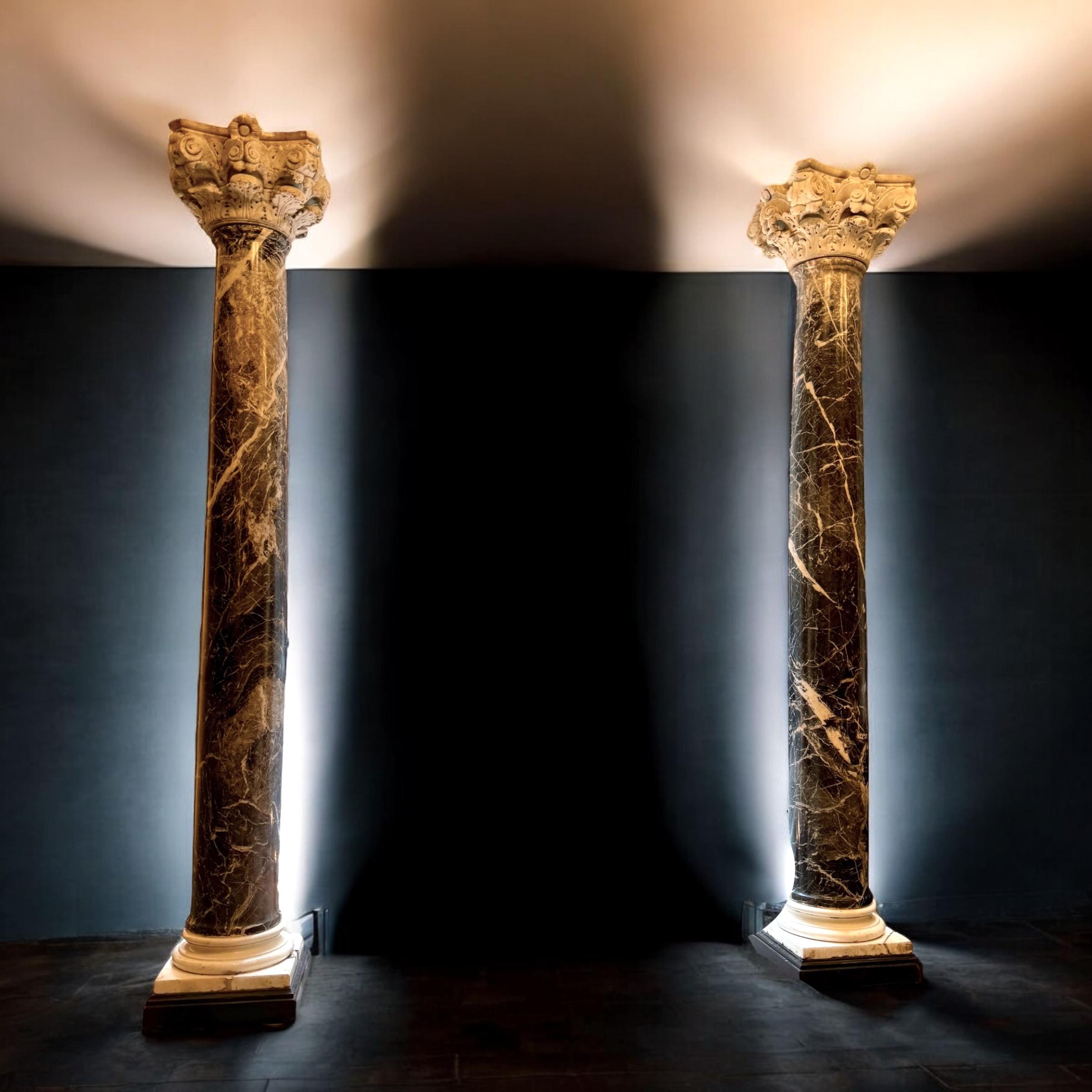 Paire de rares lampes italiennes du 18e siècle  Colonnes de marbre Excellent état - En vente à Rome, IT