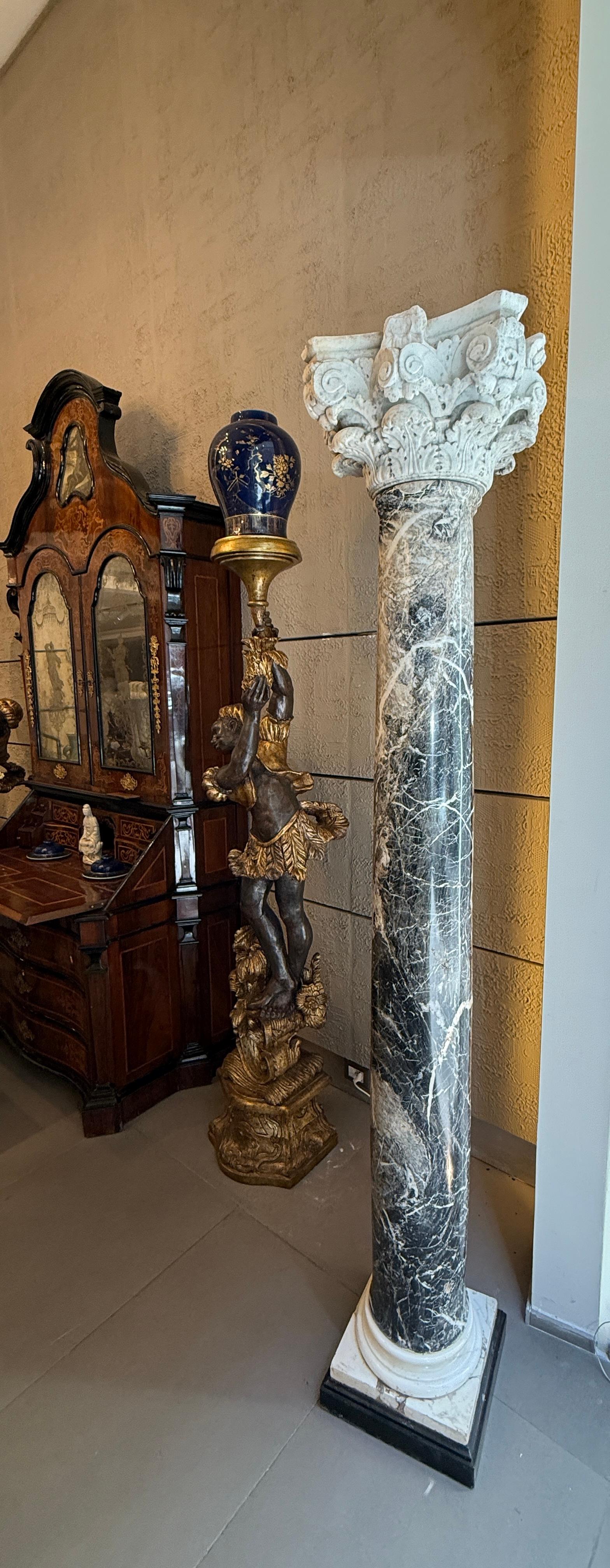 XVIIIe siècle et antérieur Paire de rares lampes italiennes du 18e siècle  Colonnes de marbre en vente