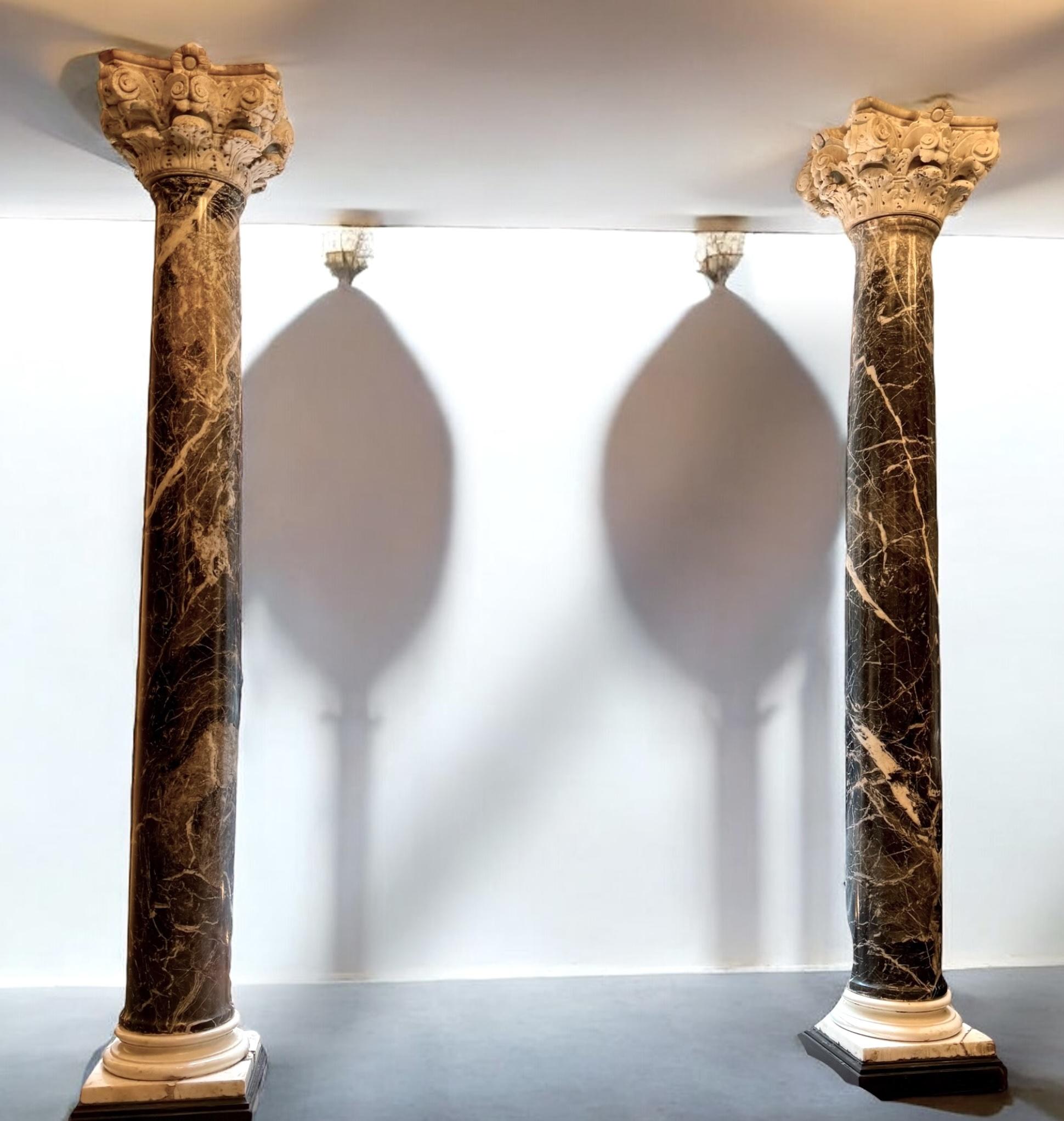 Marbre Paire de rares lampes italiennes du 18e siècle  Colonnes de marbre en vente