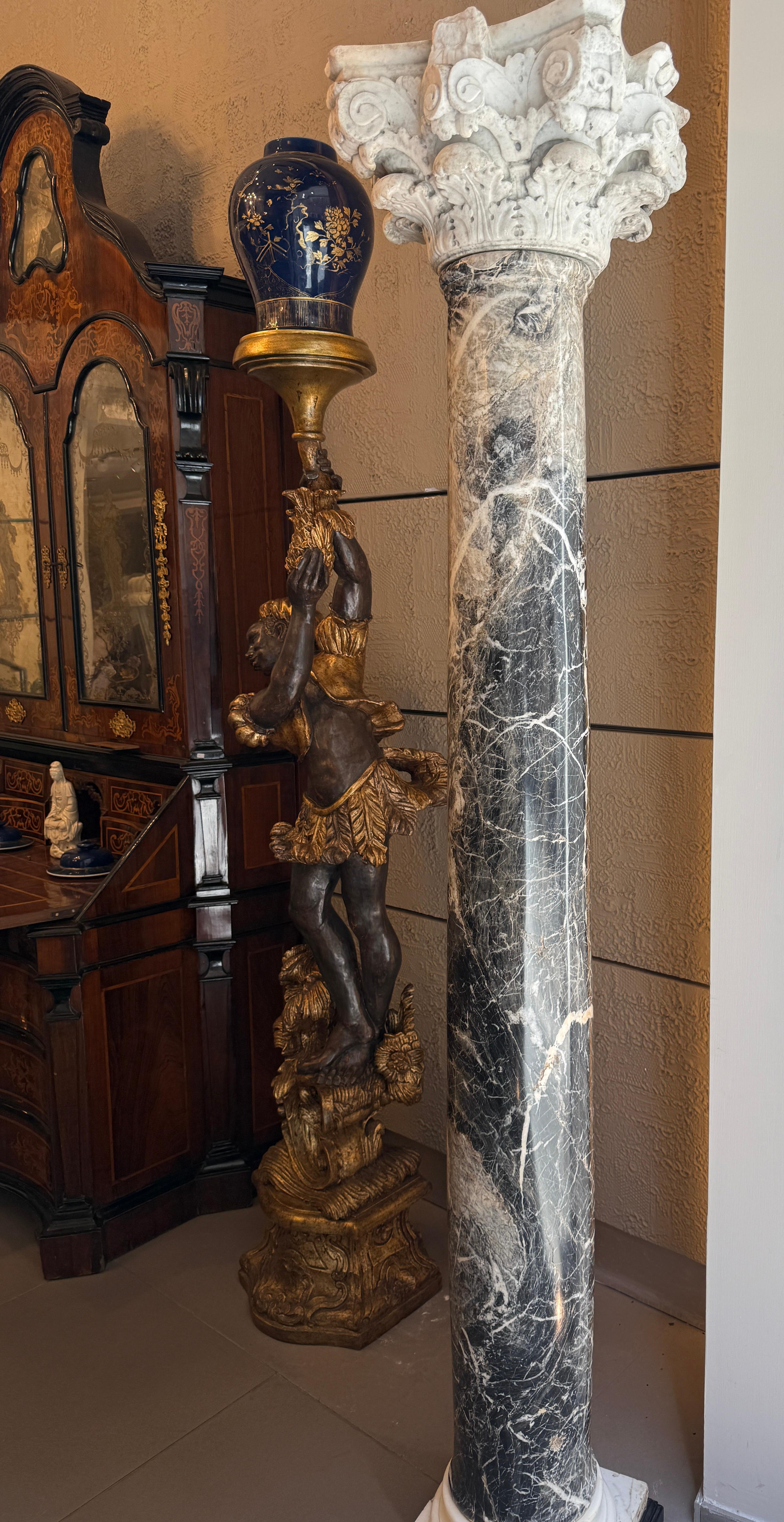 Paire de rares lampes italiennes du 18e siècle  Colonnes de marbre en vente 1
