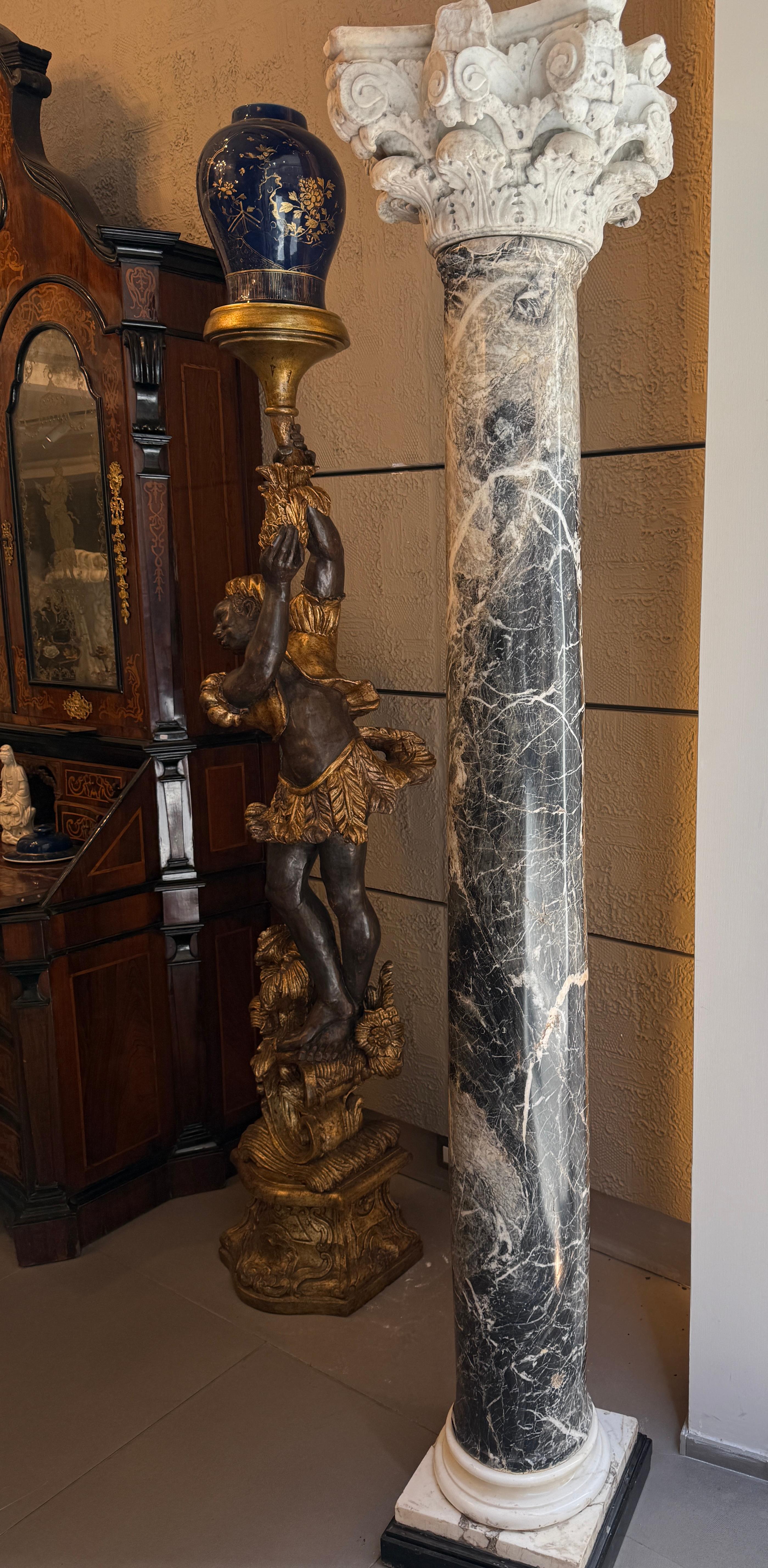 Paire de rares lampes italiennes du 18e siècle  Colonnes de marbre en vente 2