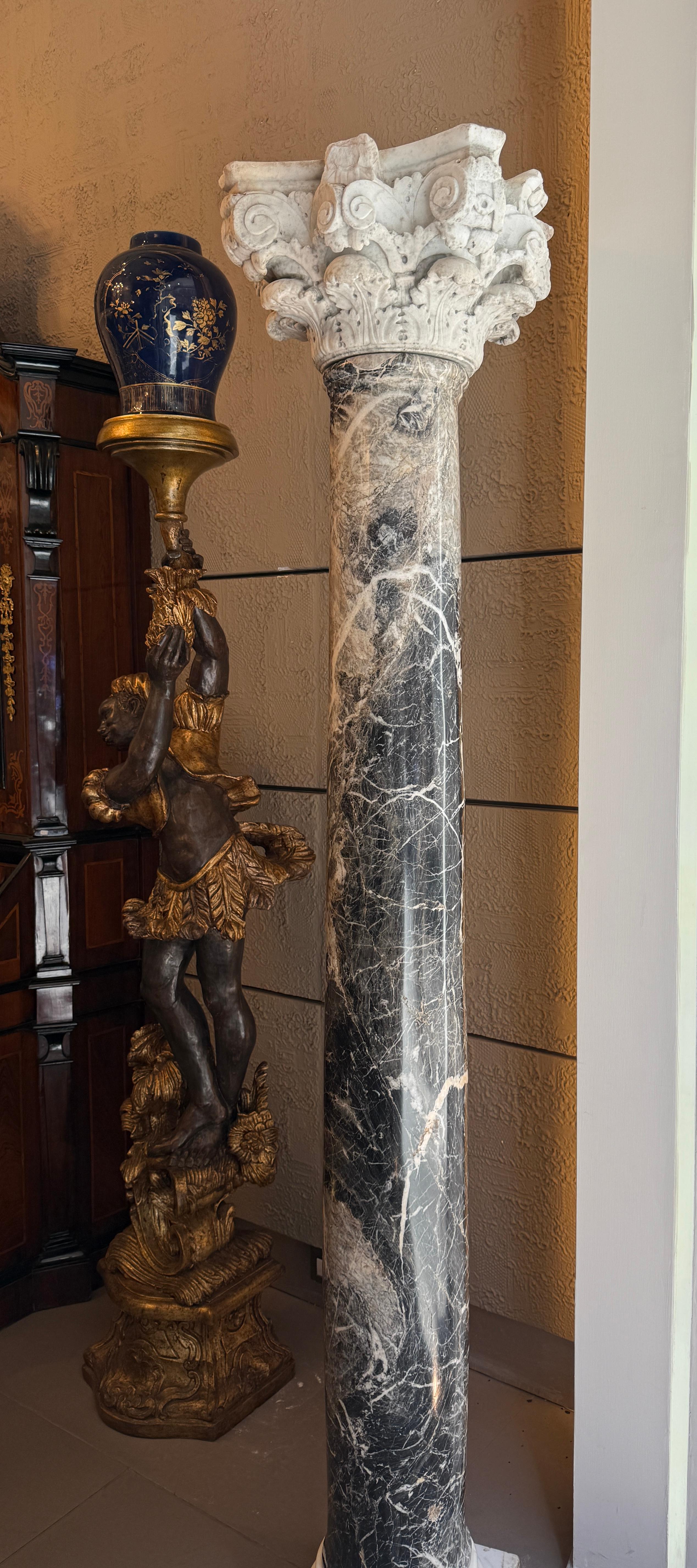 Paire de rares lampes italiennes du 18e siècle  Colonnes de marbre en vente 3