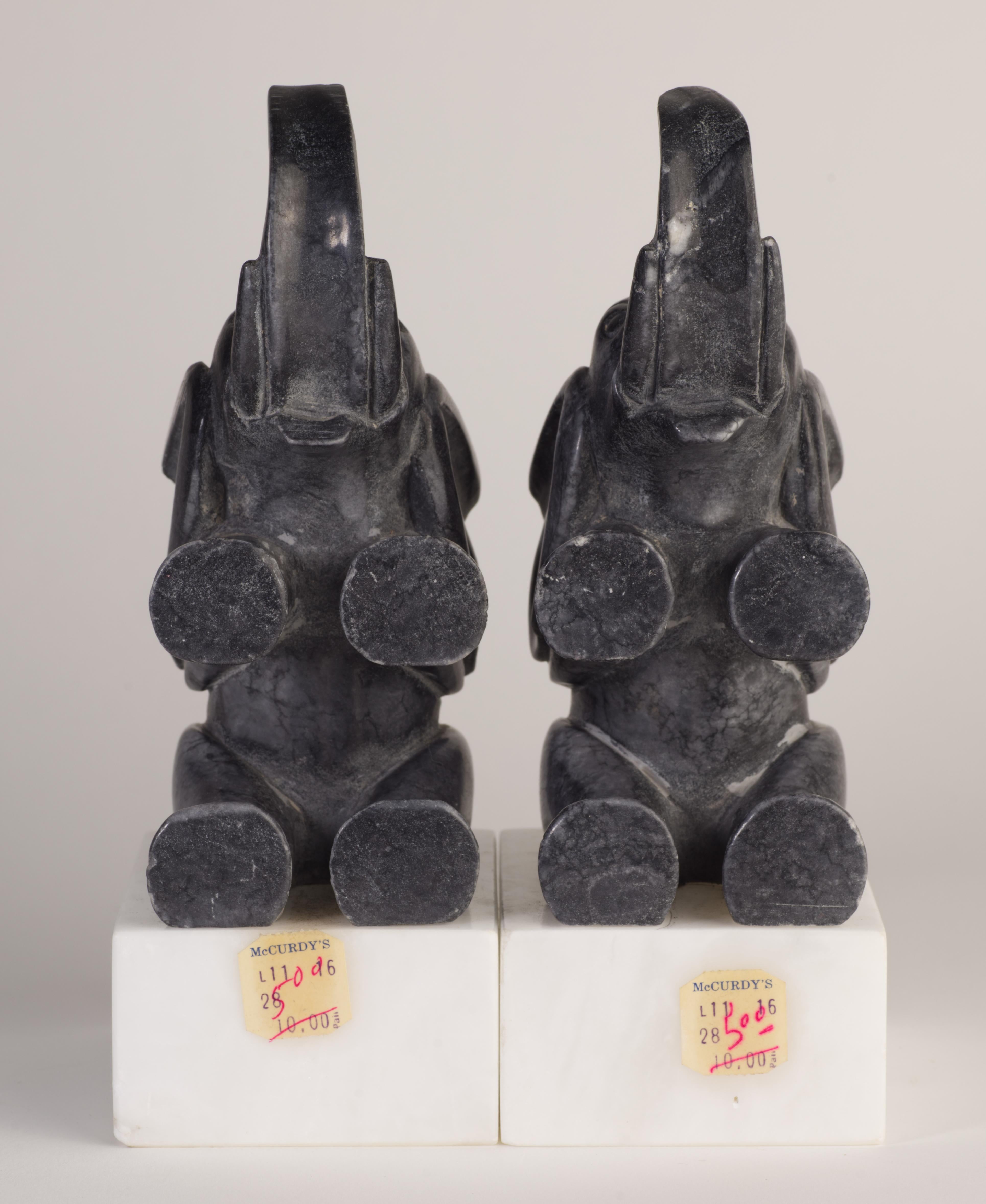 Paar seltene italienische geschnitzte Elefanten-Buchstützen aus Alabaster und Marmor, Mitte des Jahrhunderts (Moderne der Mitte des Jahrhunderts) im Angebot
