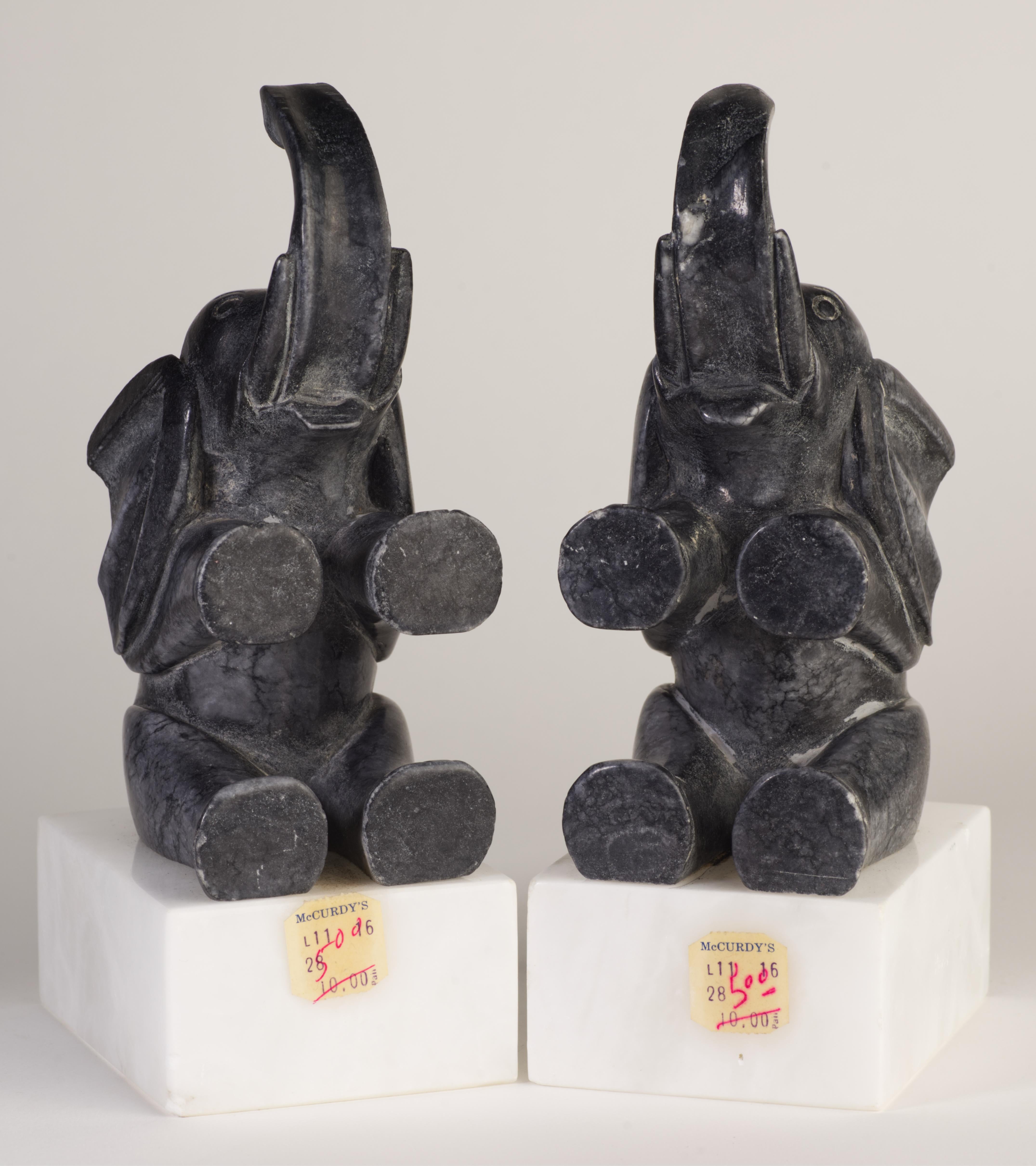 Paar seltene italienische geschnitzte Elefanten-Buchstützen aus Alabaster und Marmor, Mitte des Jahrhunderts (Handgefertigt) im Angebot