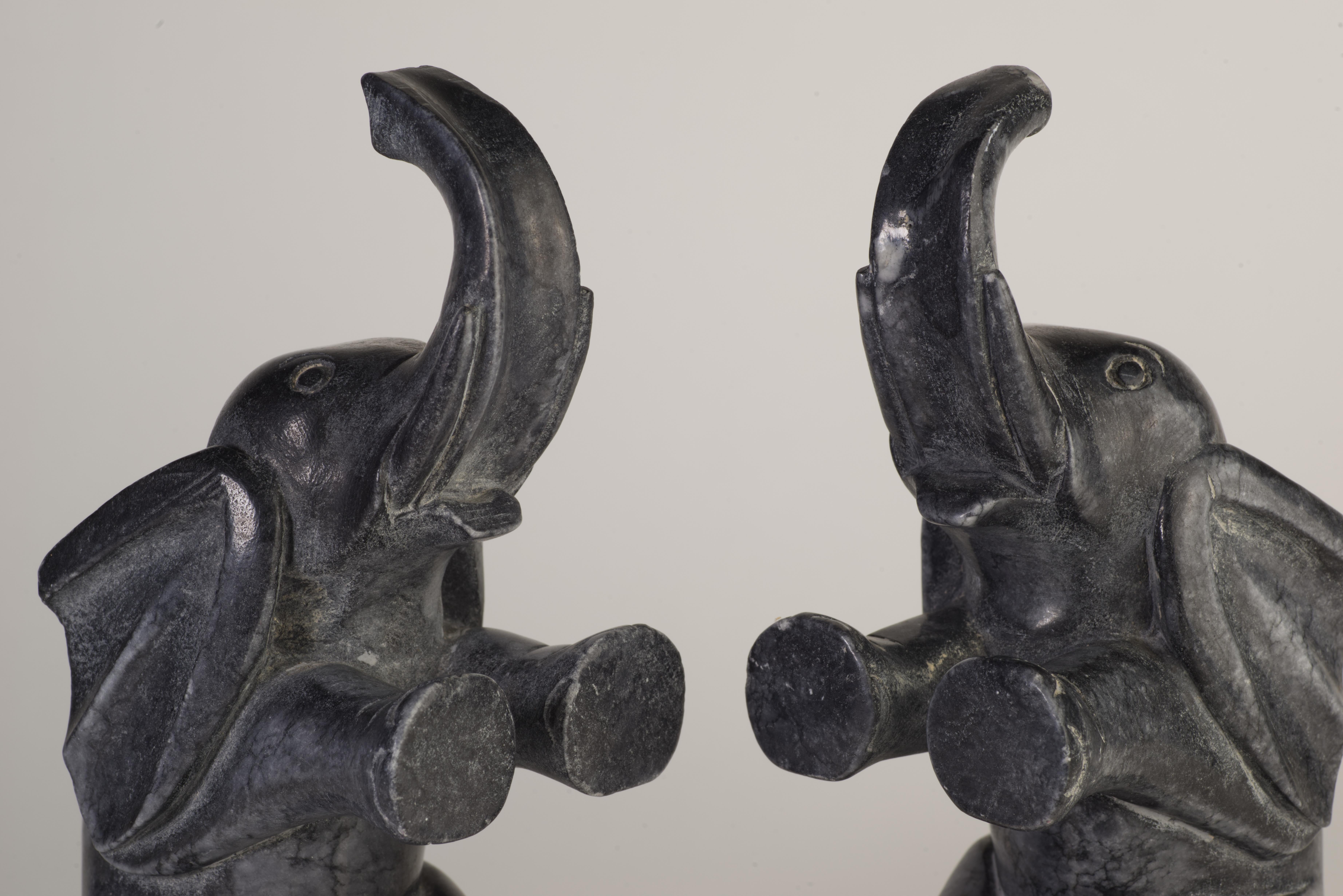 Paar seltene italienische geschnitzte Elefanten-Buchstützen aus Alabaster und Marmor, Mitte des Jahrhunderts im Zustand „Gut“ im Angebot in Clifton Springs, NY
