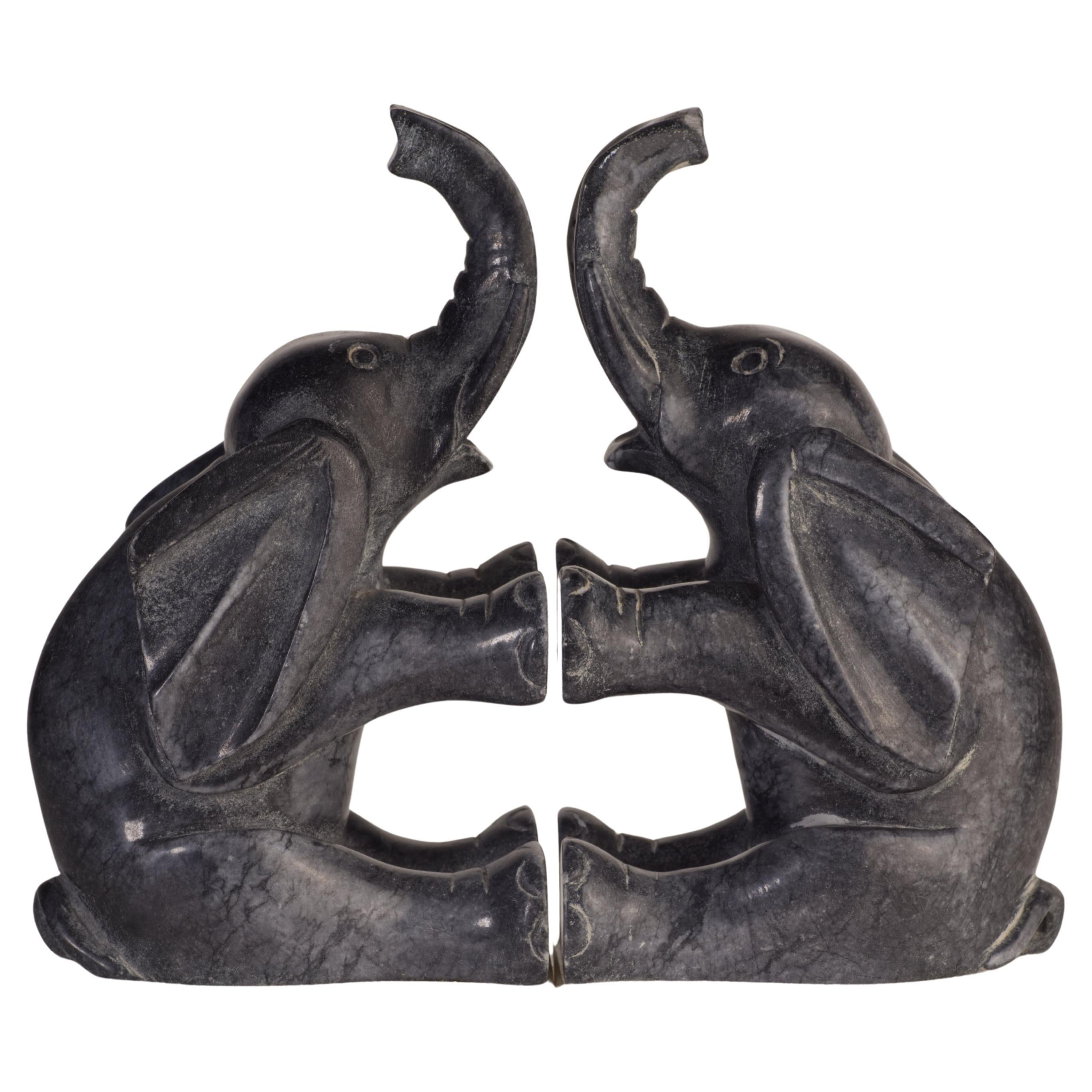  Ein Paar der seltenen skulpturalen Elefanten-Buchstützen aus Alabaster und Marmor aus der Mitte des Jahrhunderts wurden in Italien handgeschnitzt. Der dunkelgraue Marmor, der für die Elefantenkörper verwendet wurde, bildet einen schönen Kontrast zu
