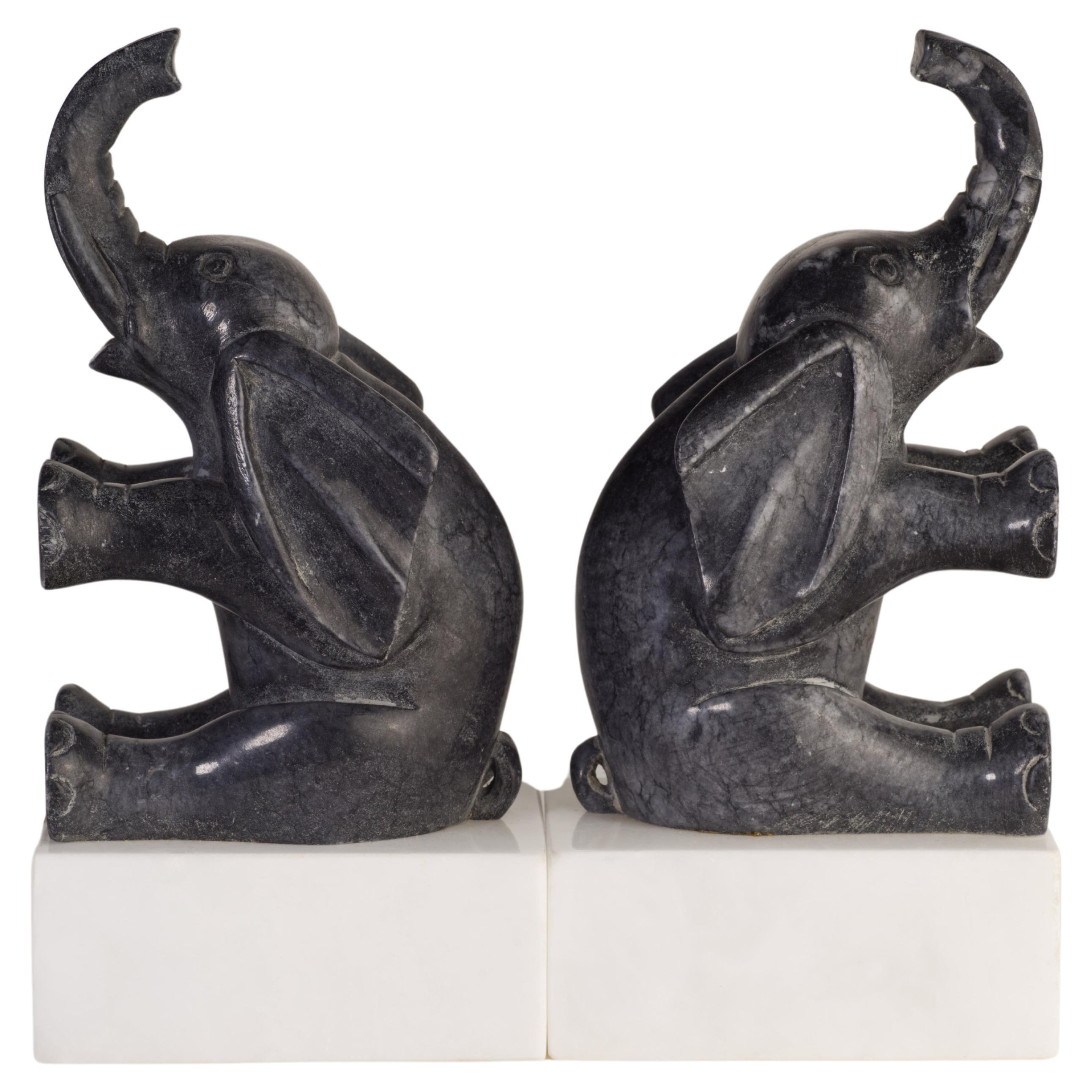 Paire de serre-livres italiens rares en albâtre et marbre sculpté en forme d'éléphant, milieu du siècle dernier