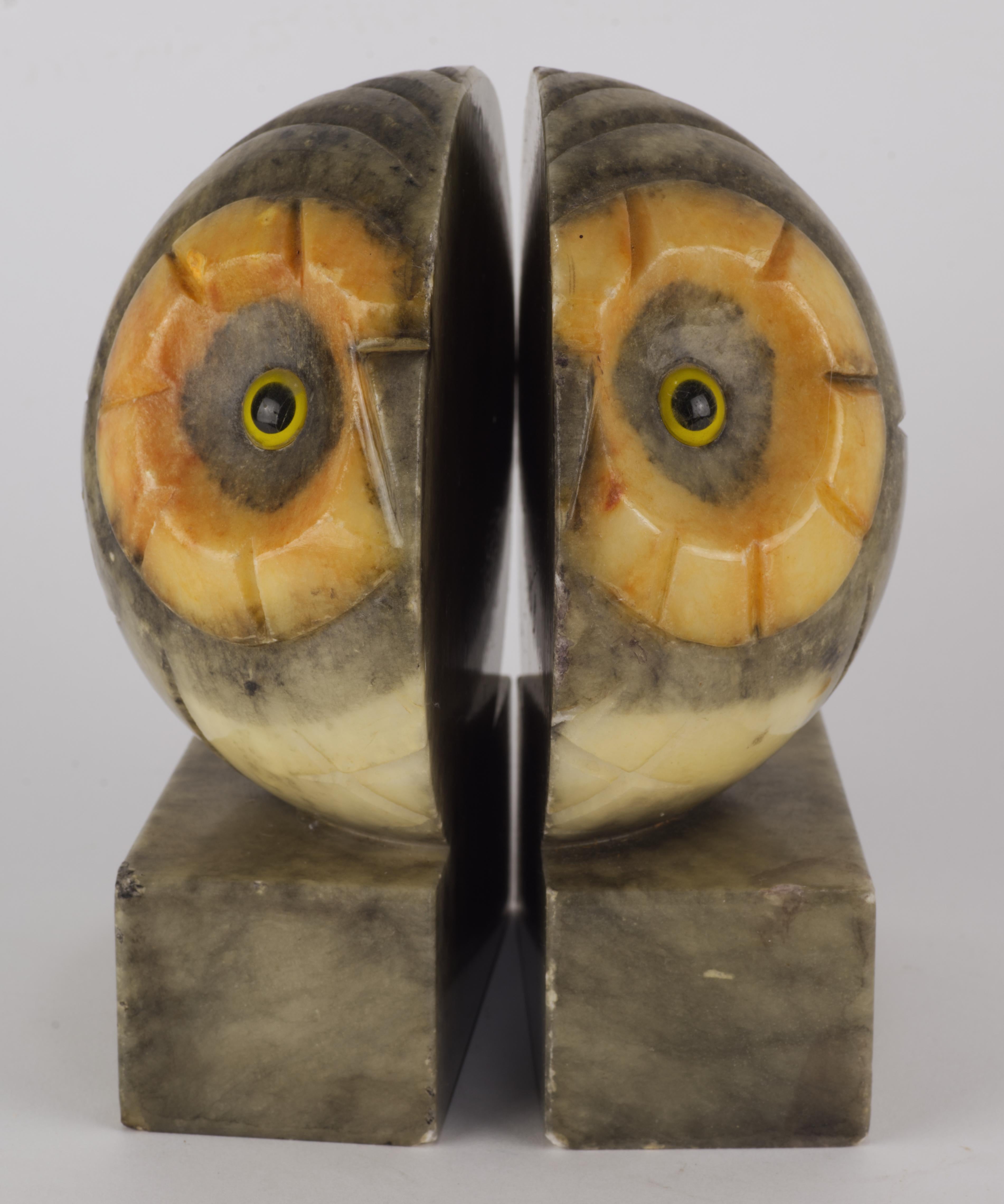  Pareja de raros sujetalibros escultóricos de alabastro de mediados del siglo XX tallados a mano en Volterra, Italia. Los ojos de cristal negro y blanco roto complementan la paleta de colores minimalista y orgánica.

Los sujetalibros están firmados