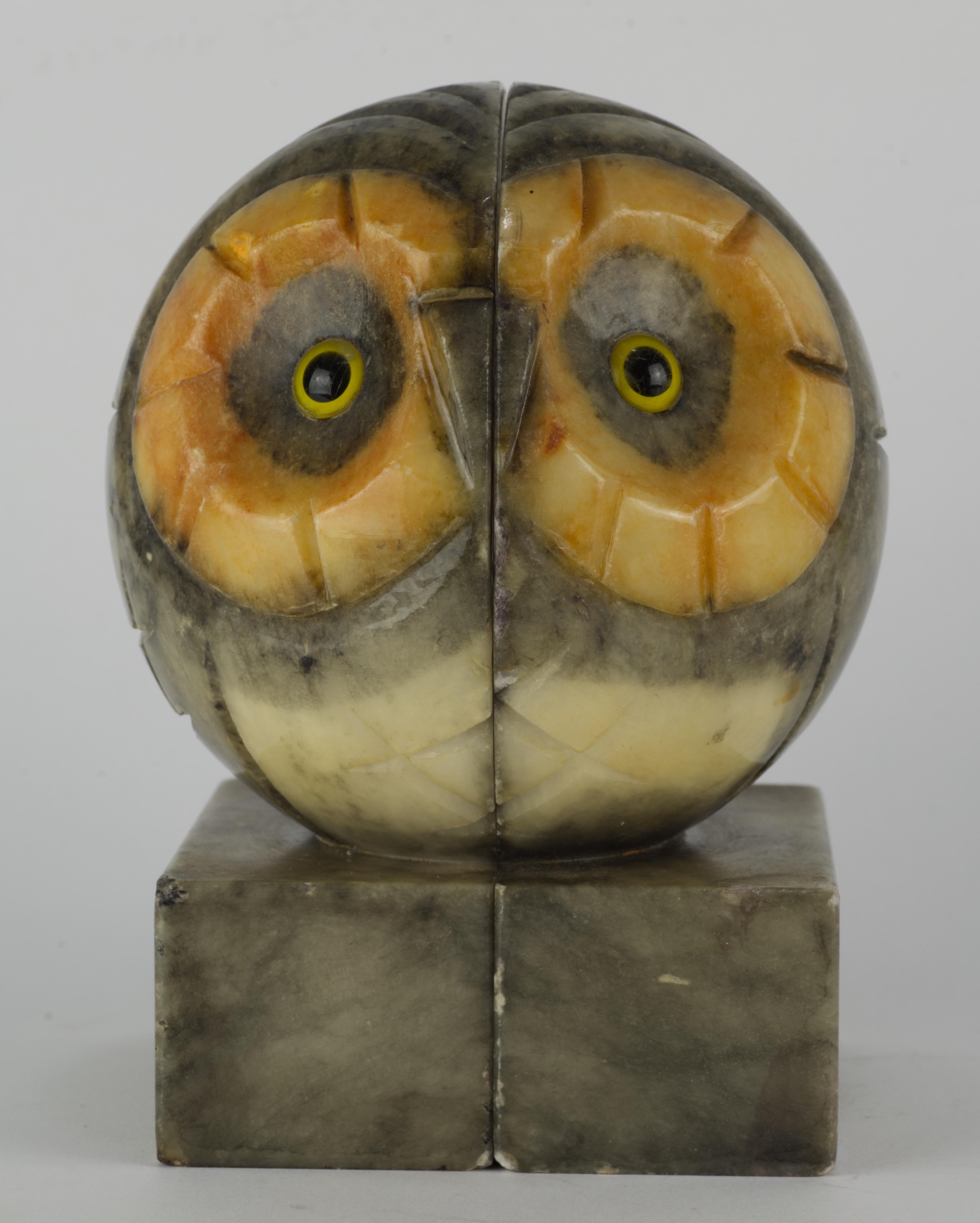 Pareja de raros sujetalibros figurativos italianos de alabastro con forma de búho, Mid Century Modern Moderno de mediados de siglo en venta
