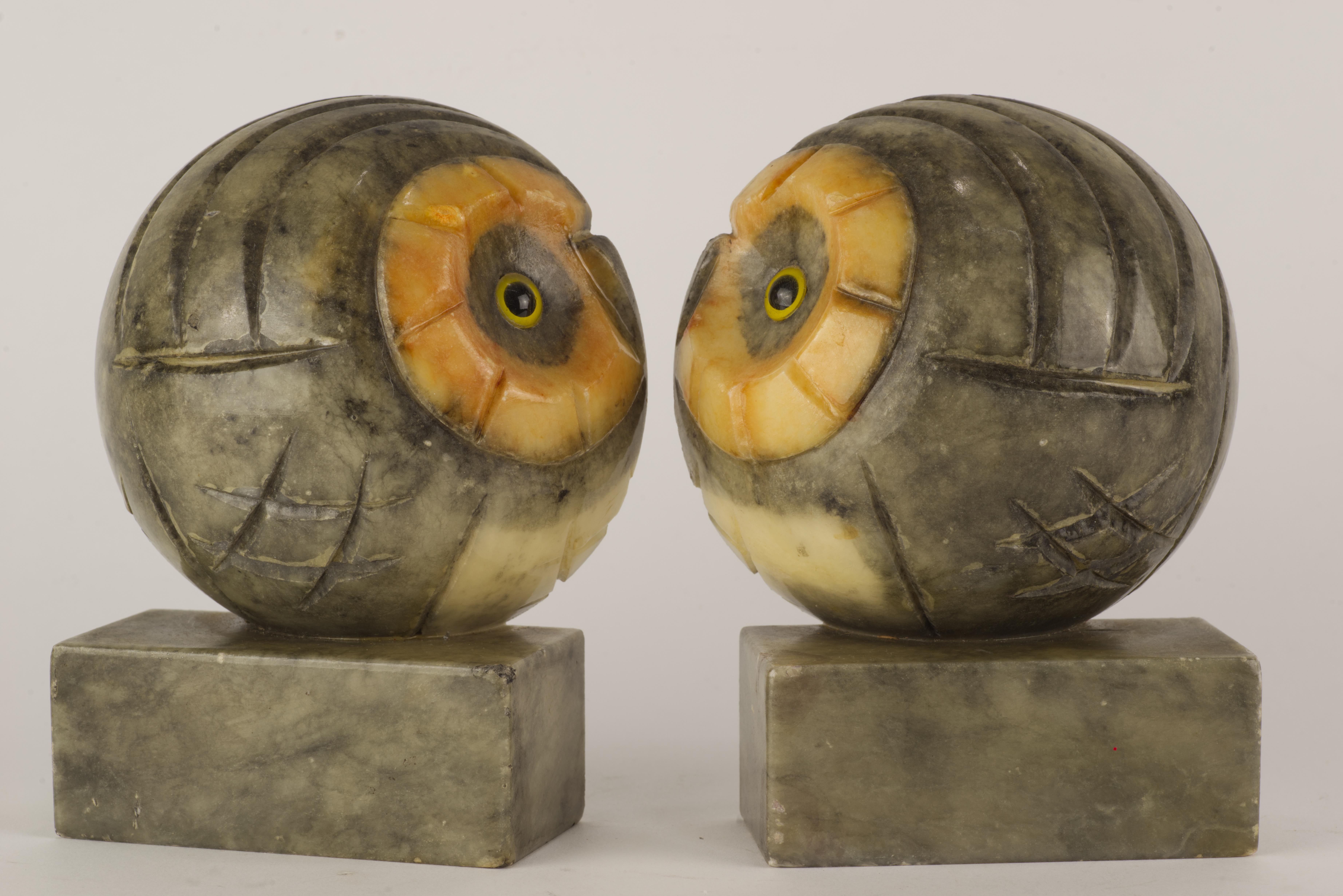 Pareja de raros sujetalibros figurativos italianos de alabastro con forma de búho, Mid Century Modern Italiano en venta