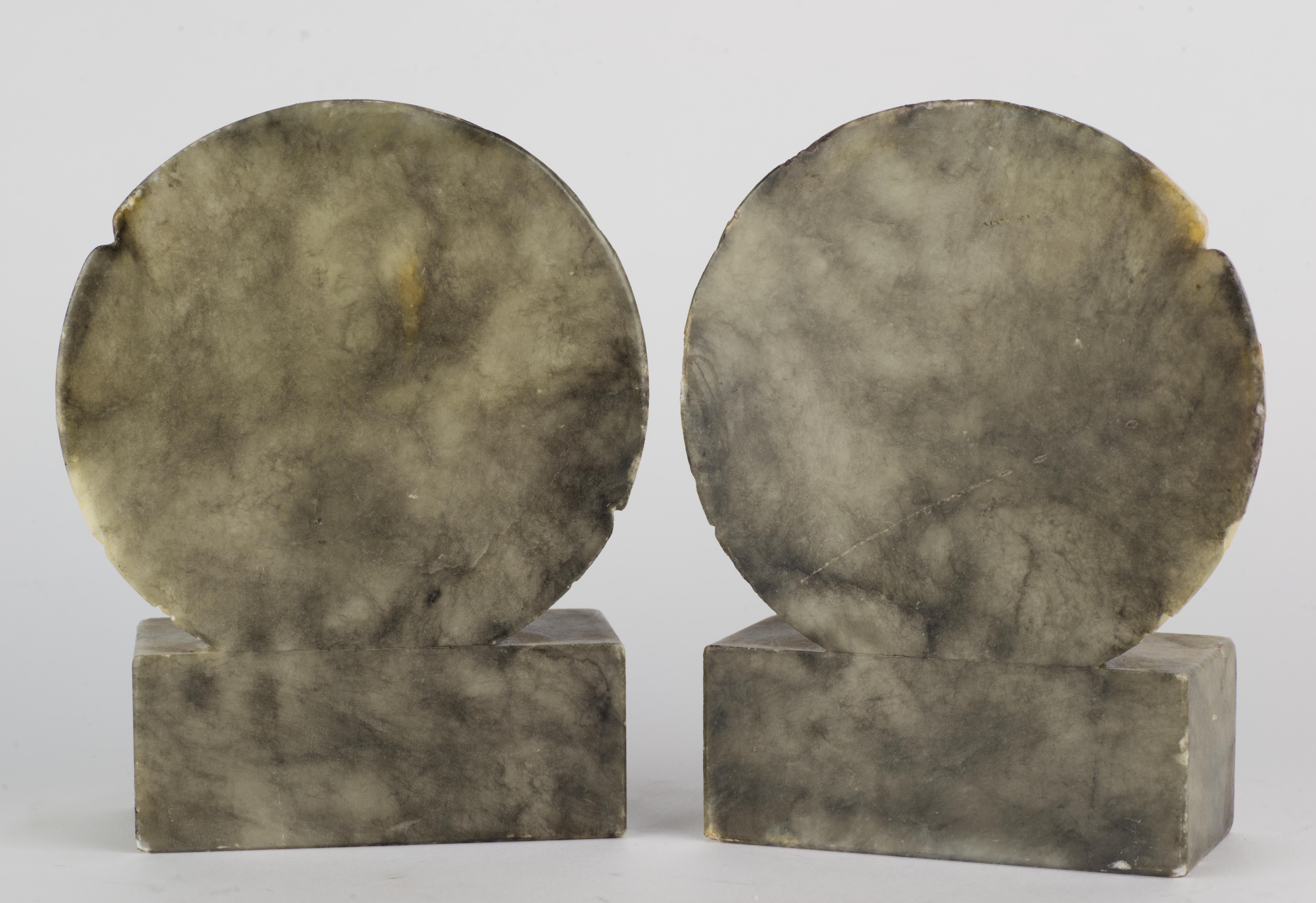 Pareja de raros sujetalibros figurativos italianos de alabastro con forma de búho, Mid Century Modern Hecho a mano en venta
