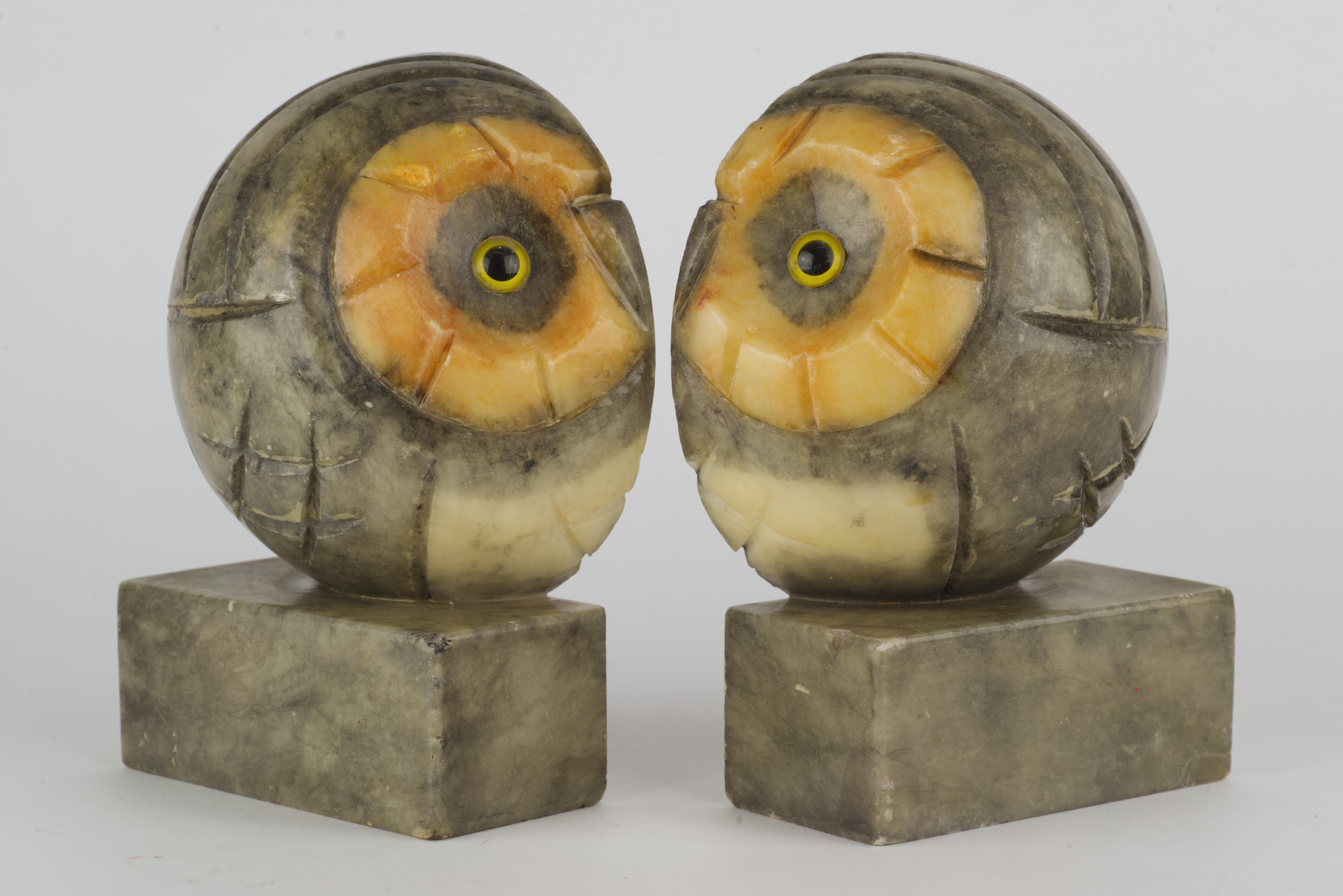 Pareja de raros sujetalibros figurativos italianos de alabastro con forma de búho, Mid Century Modern en venta 1