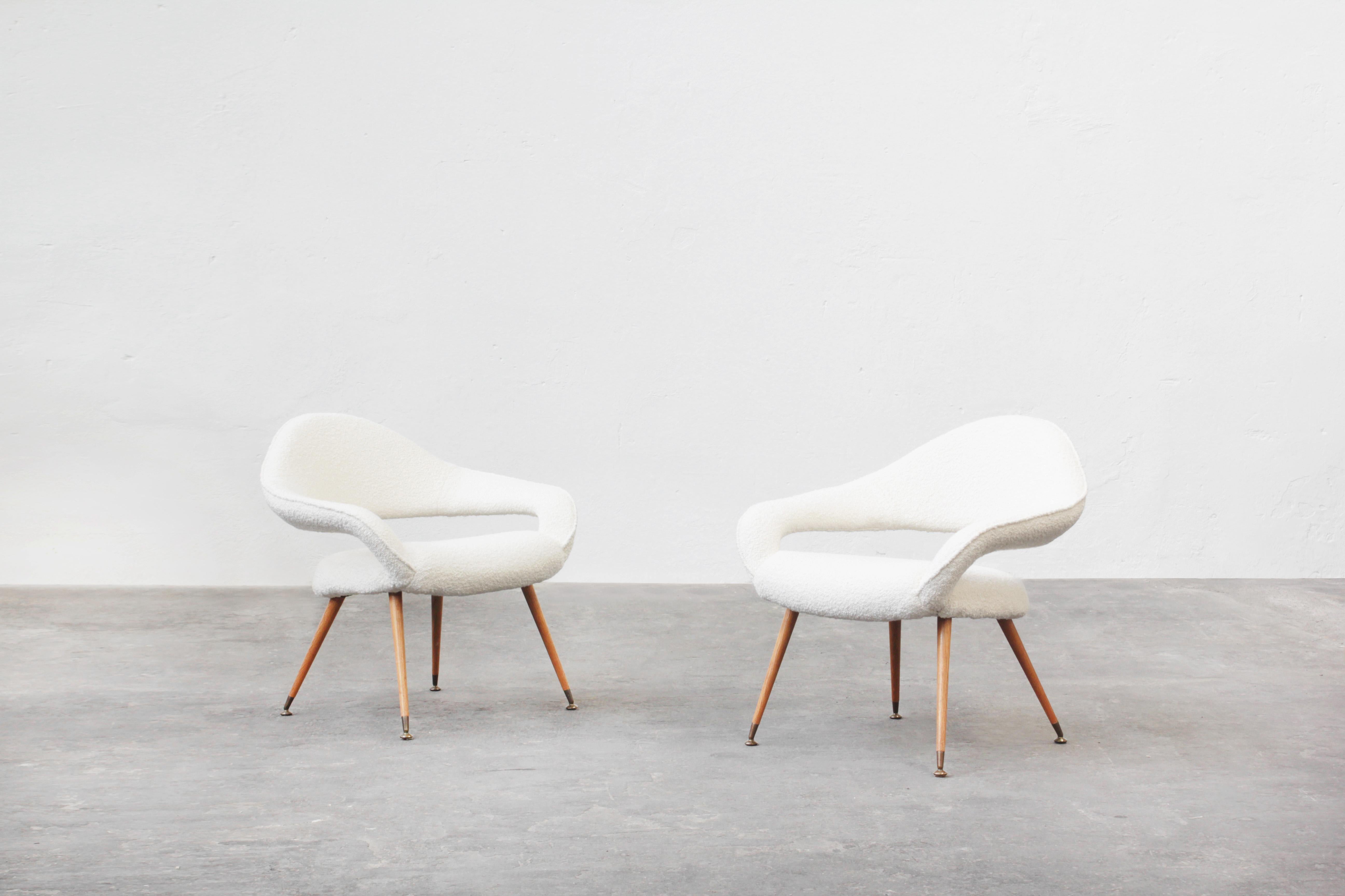 Très belle et iconique paire de chaises longues rares conçues par Gastone Rinaldi en 1954, Italie.

La forme des fauteuils est sculpturale, unique et extraordinaire : les deux délicats accoudoirs fusionnent pour former un dossier aux contours très