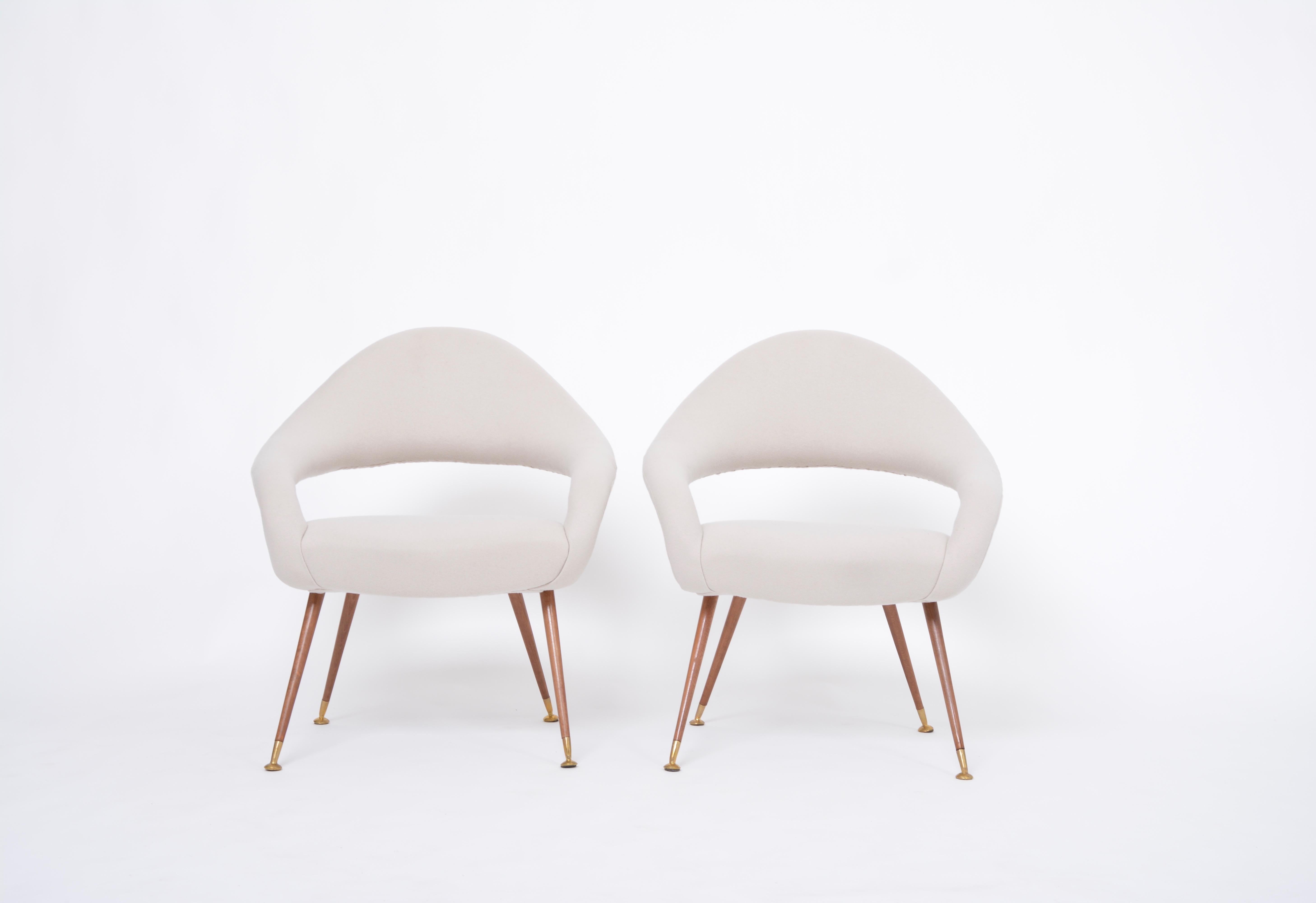Paar italienische Loungesessel aus der Mitte des Jahrhunderts Modell DU 55 P von Gastone Rinaldi 
Gastone Rinaldi entwarf diesen Stuhl 1955 für die italienische Produktionsfirma RIMA. Im Laufe der Jahre wurde dieser Stuhl zu einem seiner