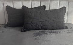 Pareja de raras fundas de almohada Jay Spectre acolchadas en negro abstracto para rey Century