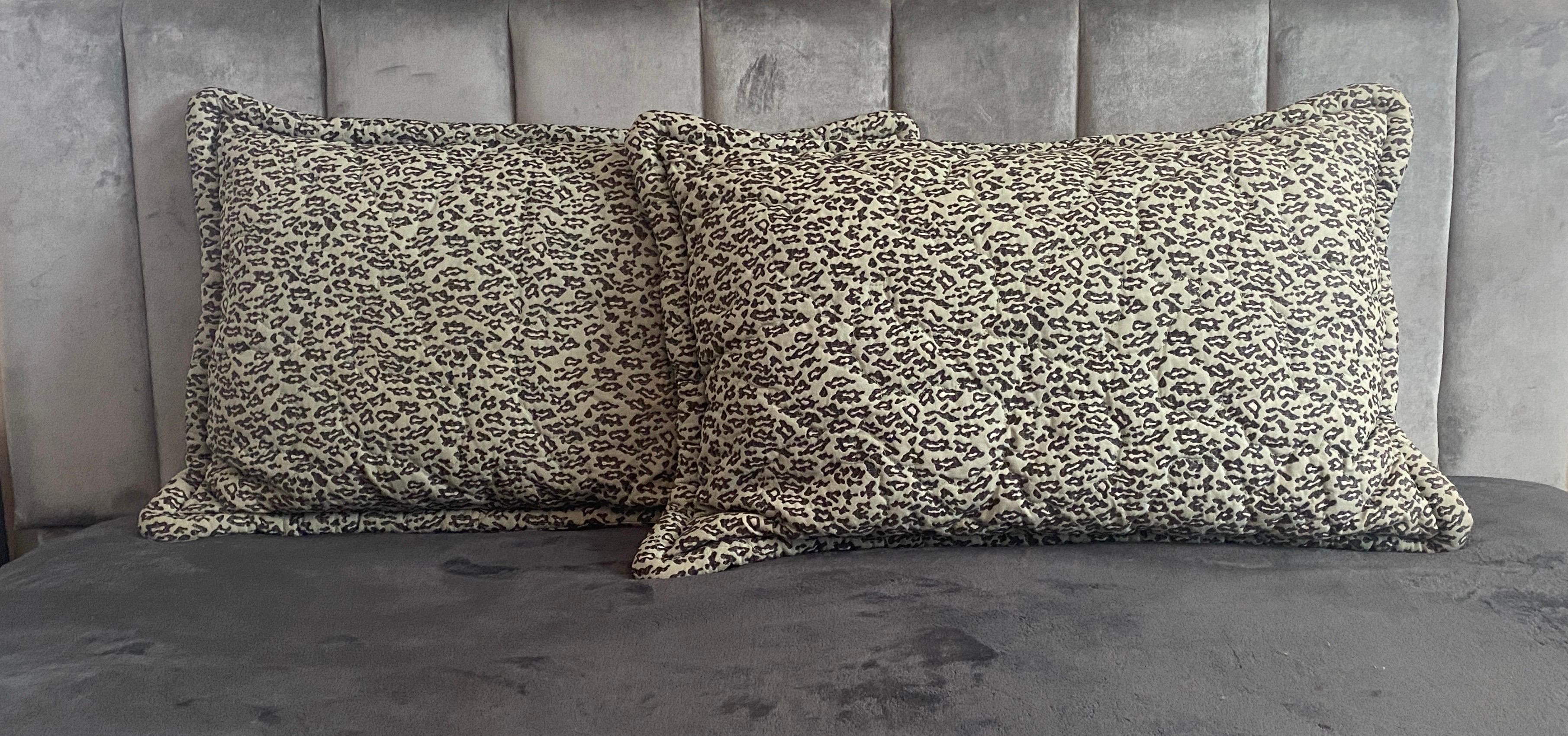 Paar seltene Jay Spectre- gesteppte Kissen Shams in Mint & Schwarz/Weiß mit Leopardenmuster  (Stoff) im Angebot