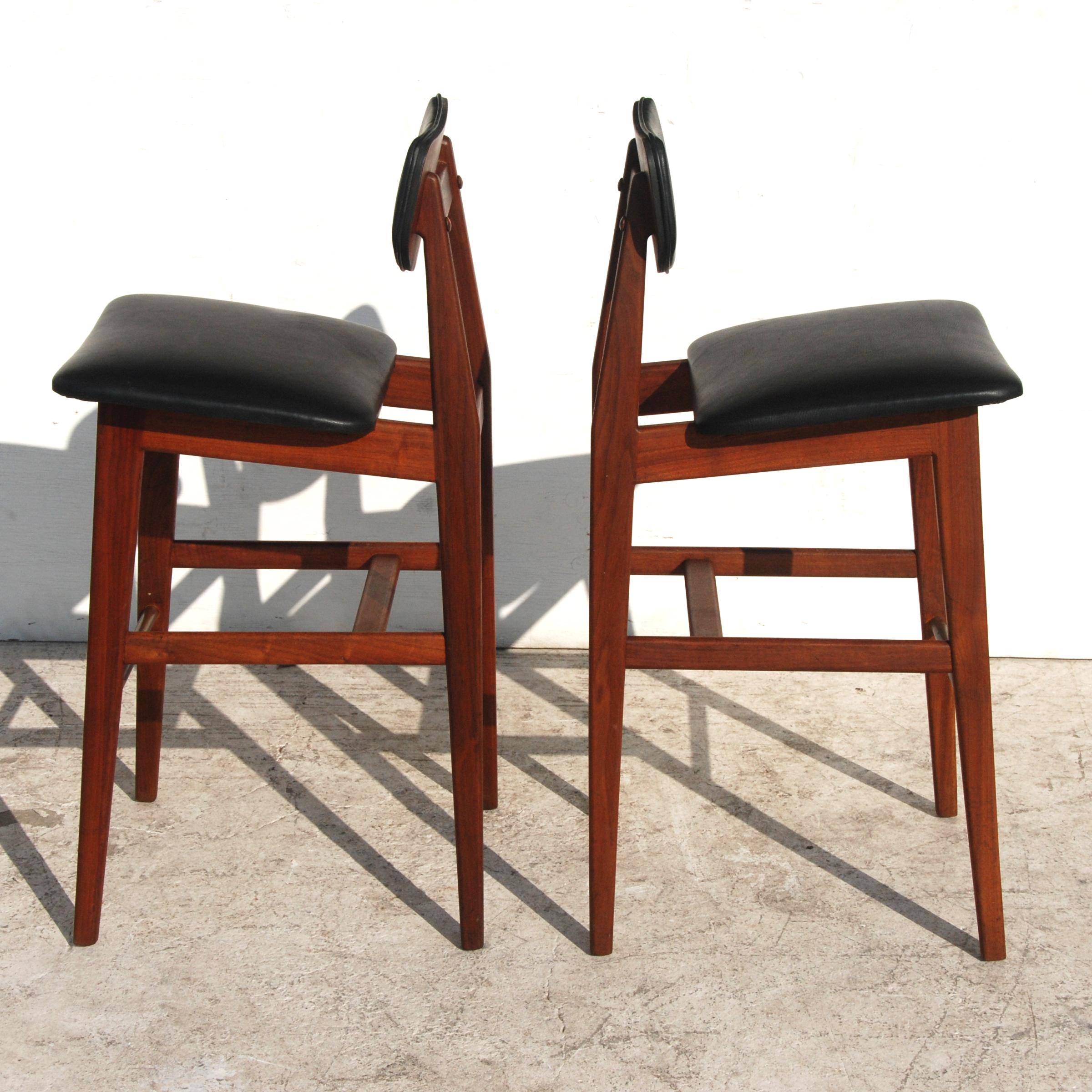 Pair of Rare Jens Risom Stools in Leather In Good Condition In Pasadena, TX