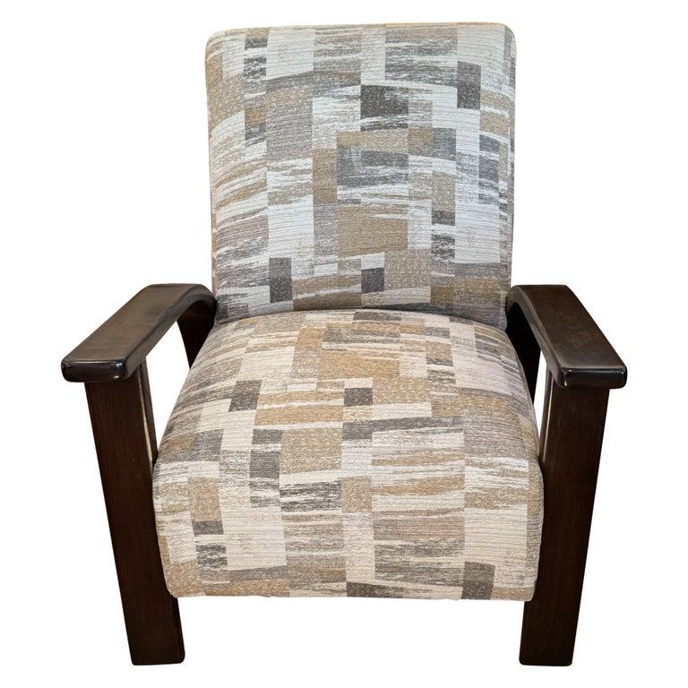 Immaculée paire de chaises en bois courbé MCM par Jindrich Halabala,montrant une surface d'assise très généreuse,des dossiers fermes et hauts,une nouvelle tapisserie en velours de soie,le prix indiqué est pour la paire.