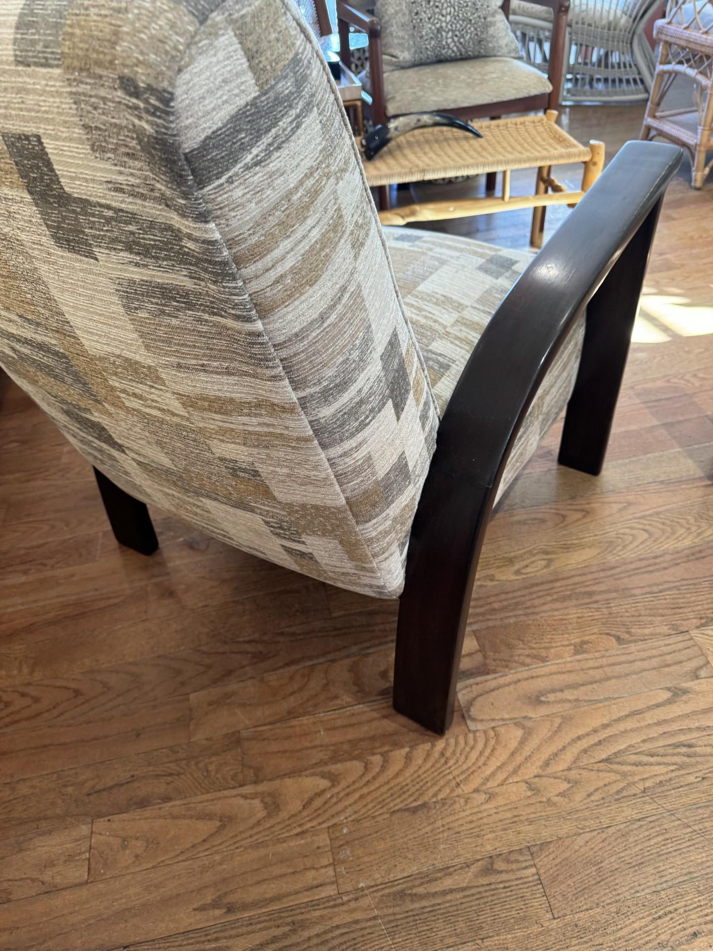 Tchèque Paire de rares chaises à bras en bois du milieu du siècle de Jindrich Halabala en vente