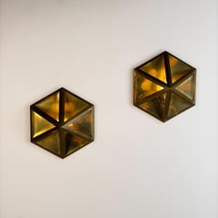 Pareja de raros apliques hexagonales de latón y cristal biselado de Josef Hoffmann, 1970