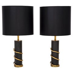 Paire de rares grandes lampes "serpent" en métal émaillé noir et laiton, Italie