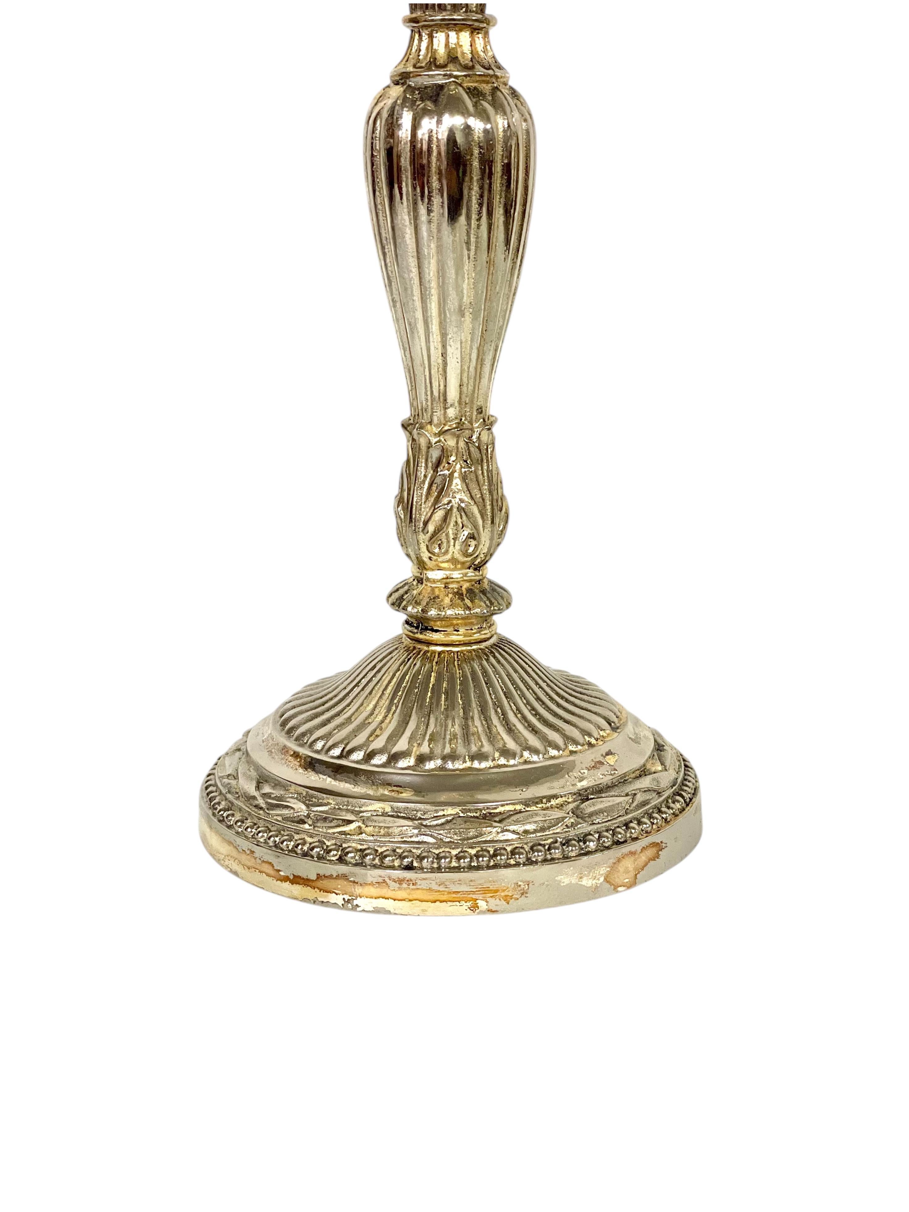 Coppia di rari candelabri grandi in bronzo placcato argento, XIX secolo in vendita 5