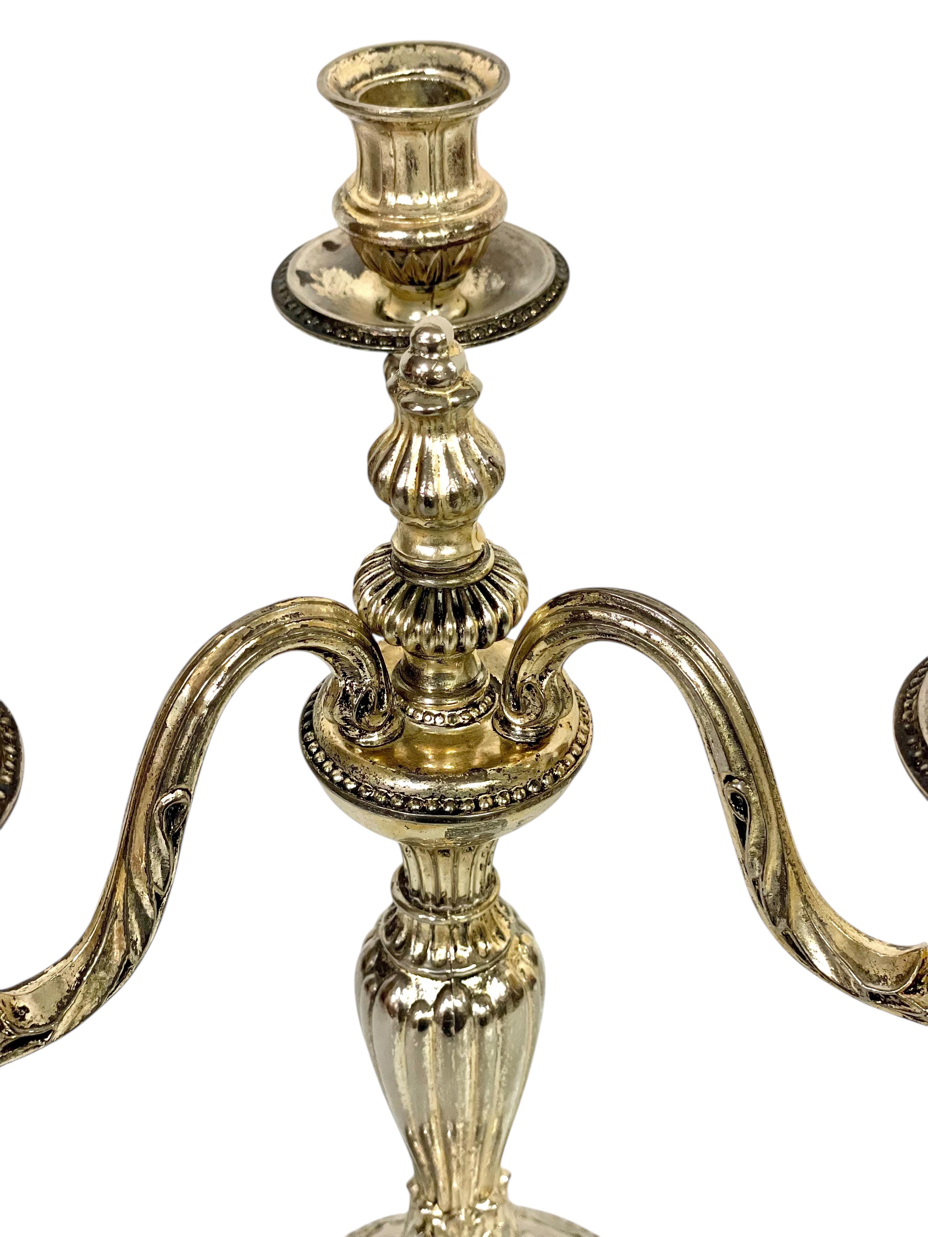 Coppia di rari candelabri grandi in bronzo placcato argento, XIX secolo in vendita 1