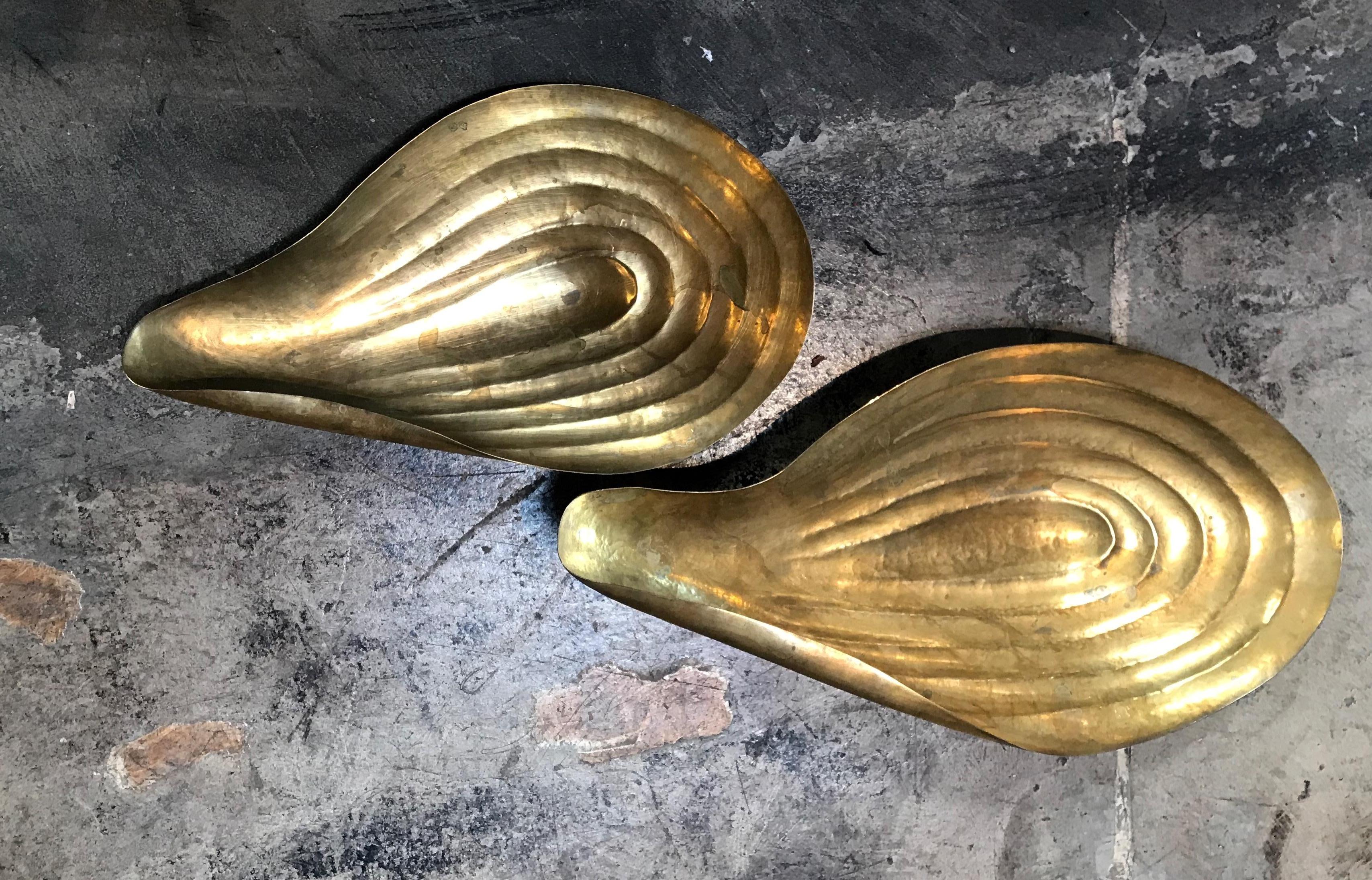 Pair of rare large clam shaped brass bowl, Italy, 1940s.
One larger and one smaller bowl in full brass shaped in the form of a clam shell standing on small 3 globe feet.
Great for pure decorative purposes.
Dimensions:
Large one: H 1.8in, W.