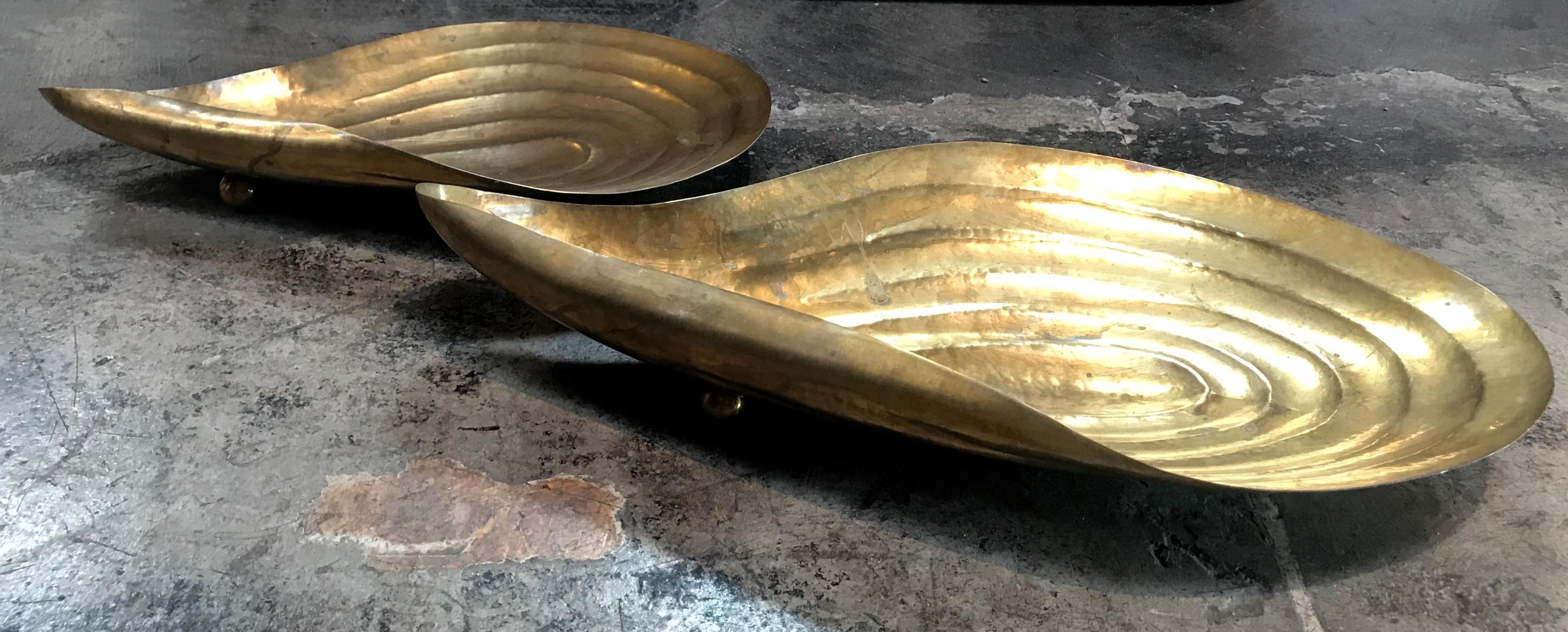 Pair of Rare Large Clam Shaped Brass Bowl, Italy, 1940s In Excellent Condition In Los Angeles, CA