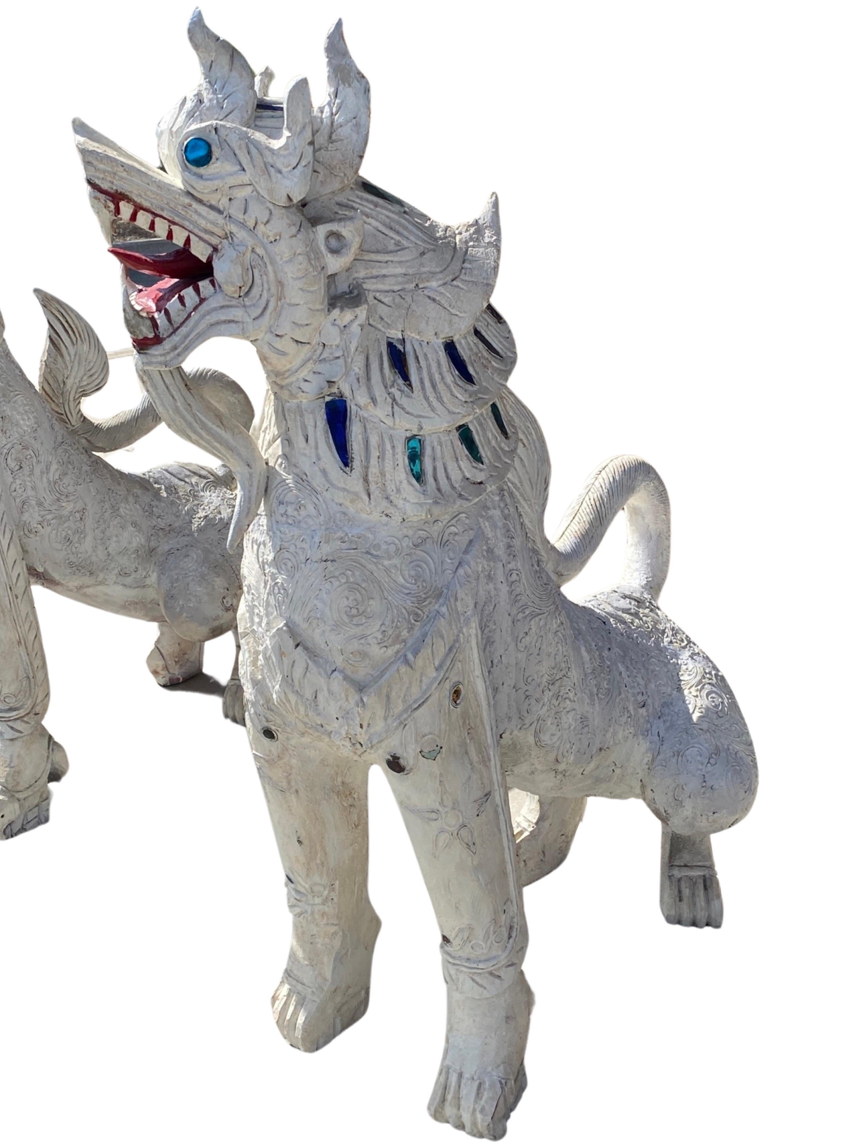 Paire de rares statues grandeur nature de chien de garde Singha en bois sculpté thaïlandais d'époque  en vente 2