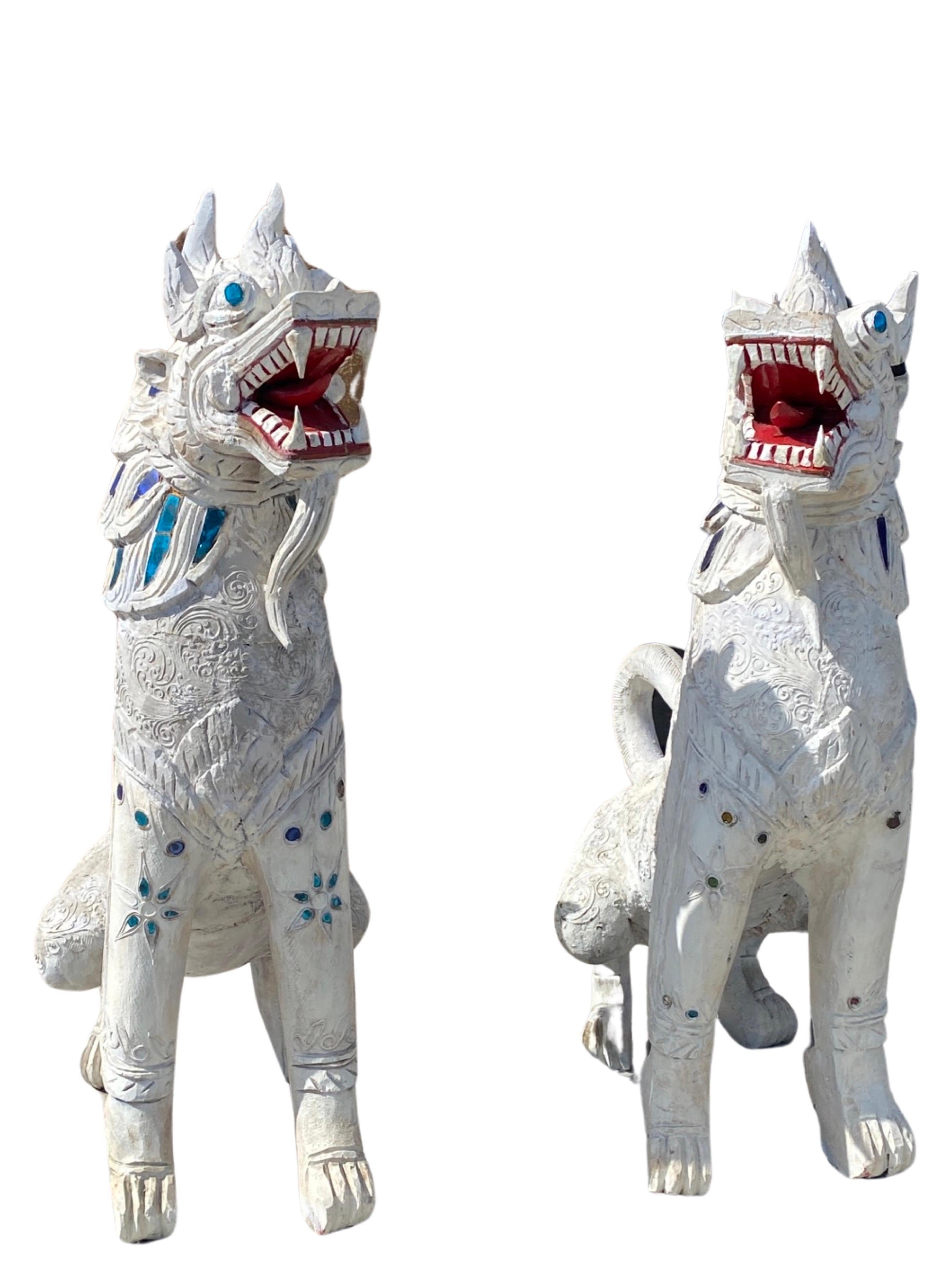 Paire de rares statues grandeur nature de chien de garde Singha en bois sculpté thaïlandais d'époque  en vente 3