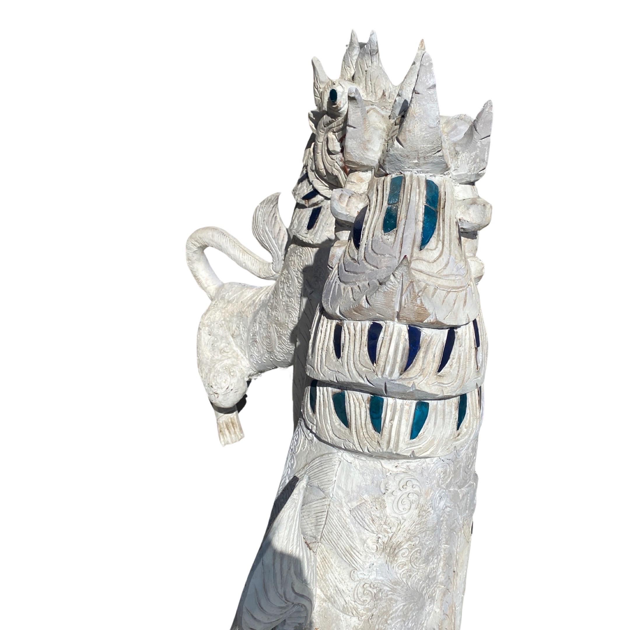 Paire de rares statues grandeur nature de chien de garde Singha en bois sculpté thaïlandais d'époque  en vente 4