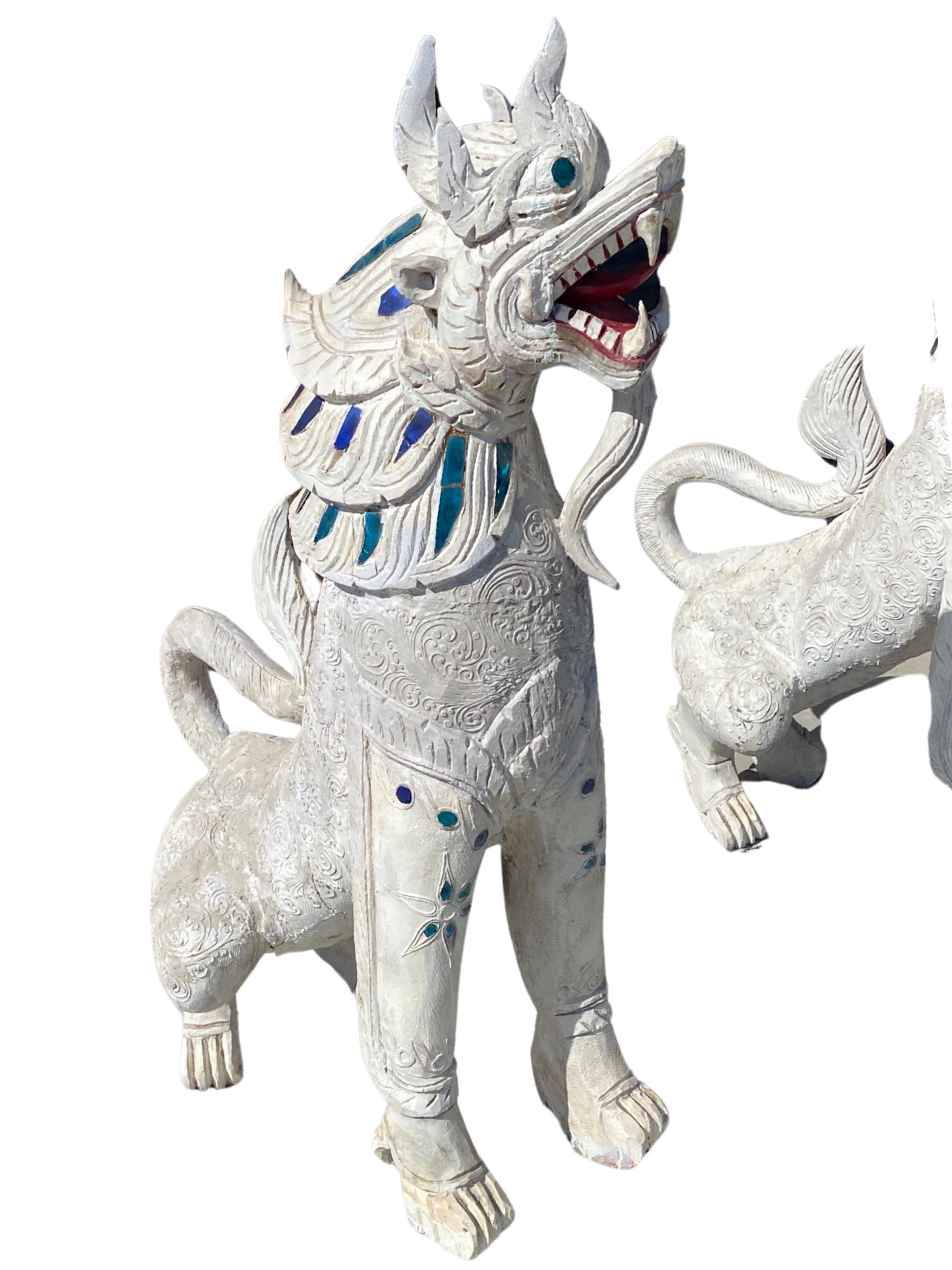 Paire de rares statues grandeur nature de chien de garde Singha en bois sculpté thaïlandais d'époque  en vente 5